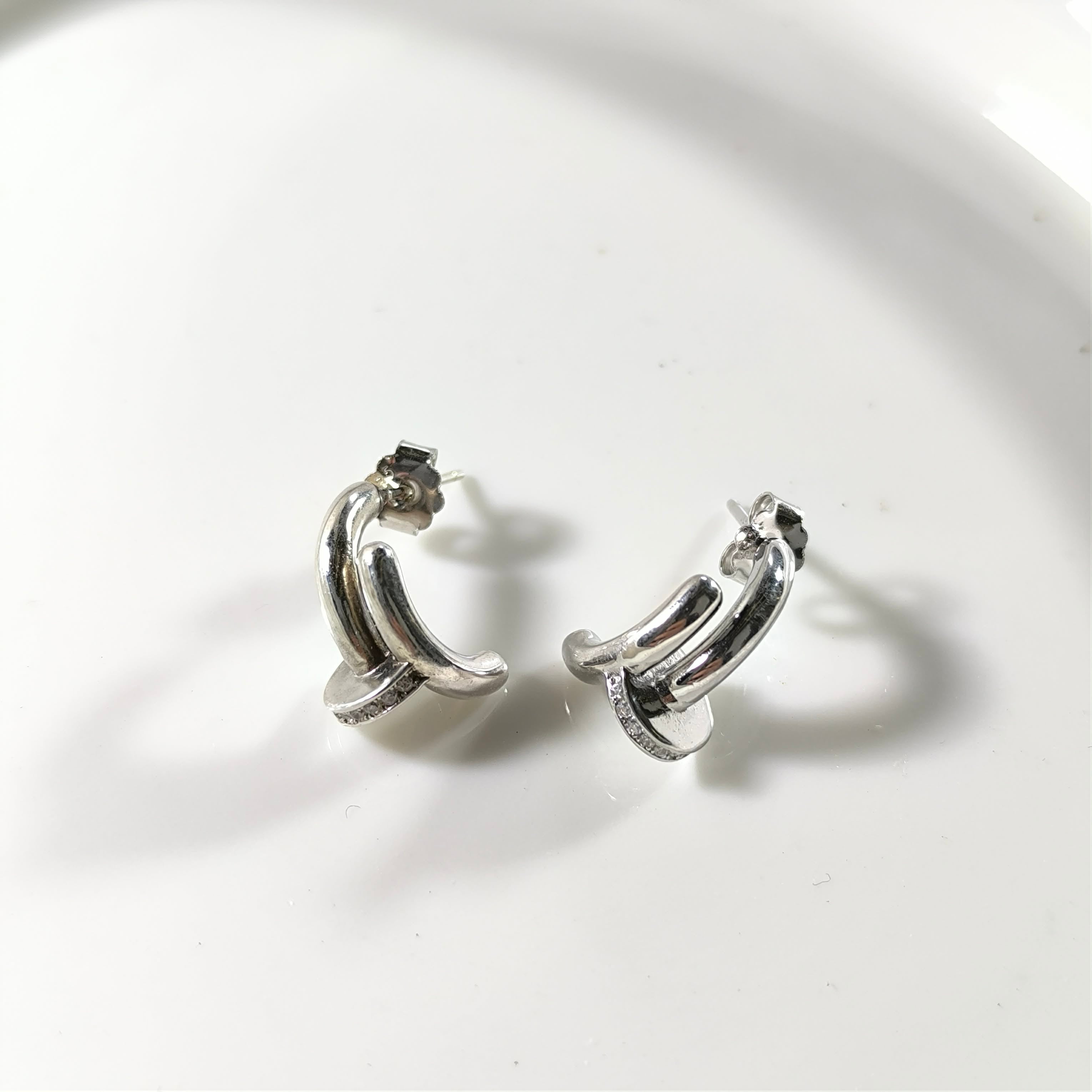 Boucles d’Oreilles Argent Élégance Sculptée – Design Luxe Moderne