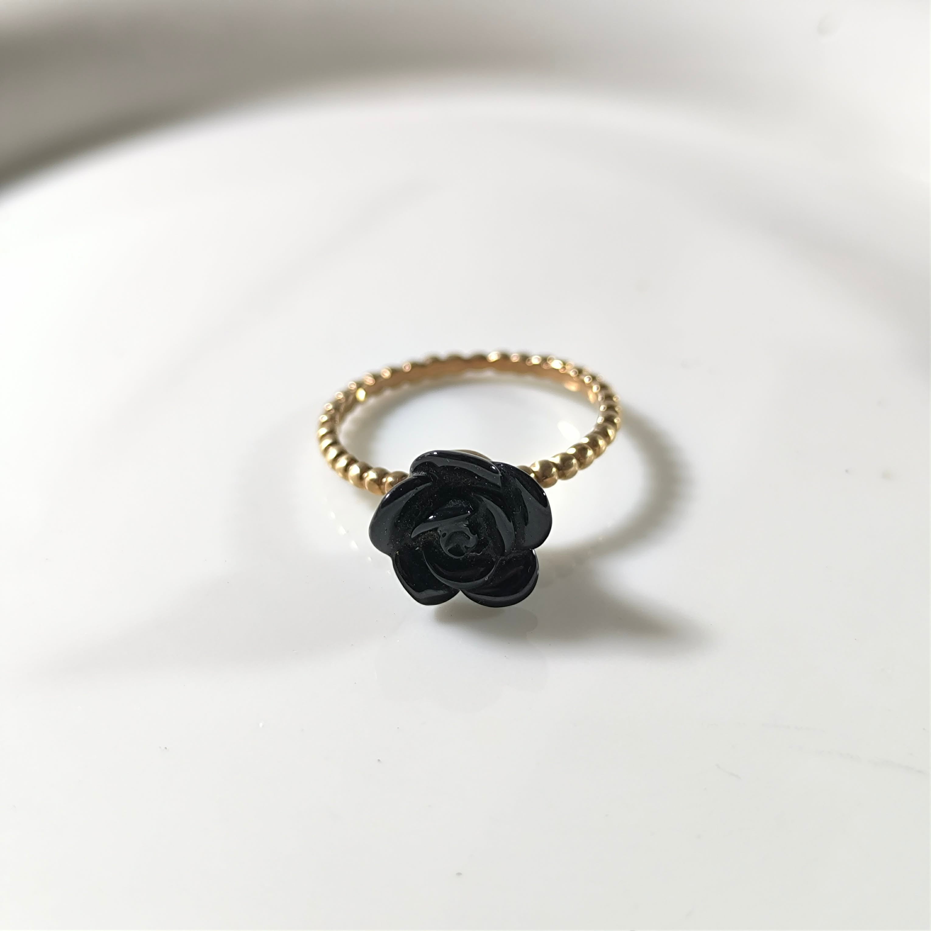 Bague Plaqué Or Élastique avec Fleur Noire – Élégance Moderne
