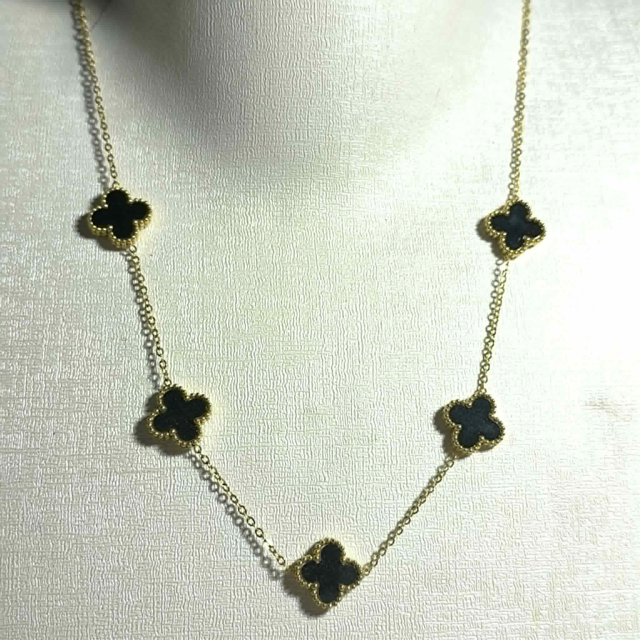 Collier Trèfle en Acier Inoxydable – Élégance Chic & Tendance
