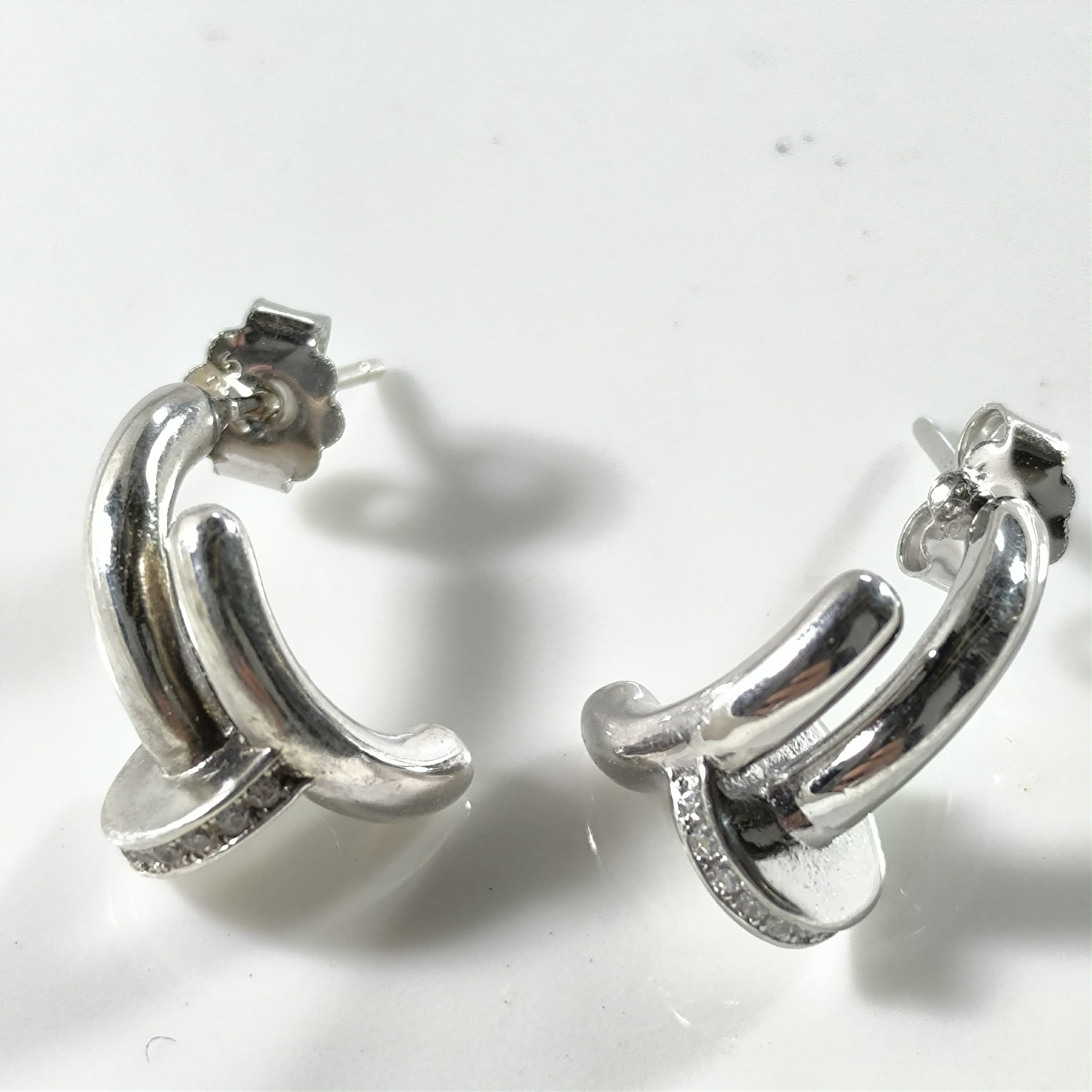 Boucles d’Oreilles Argent Élégance Sculptée – Design Luxe Moderne