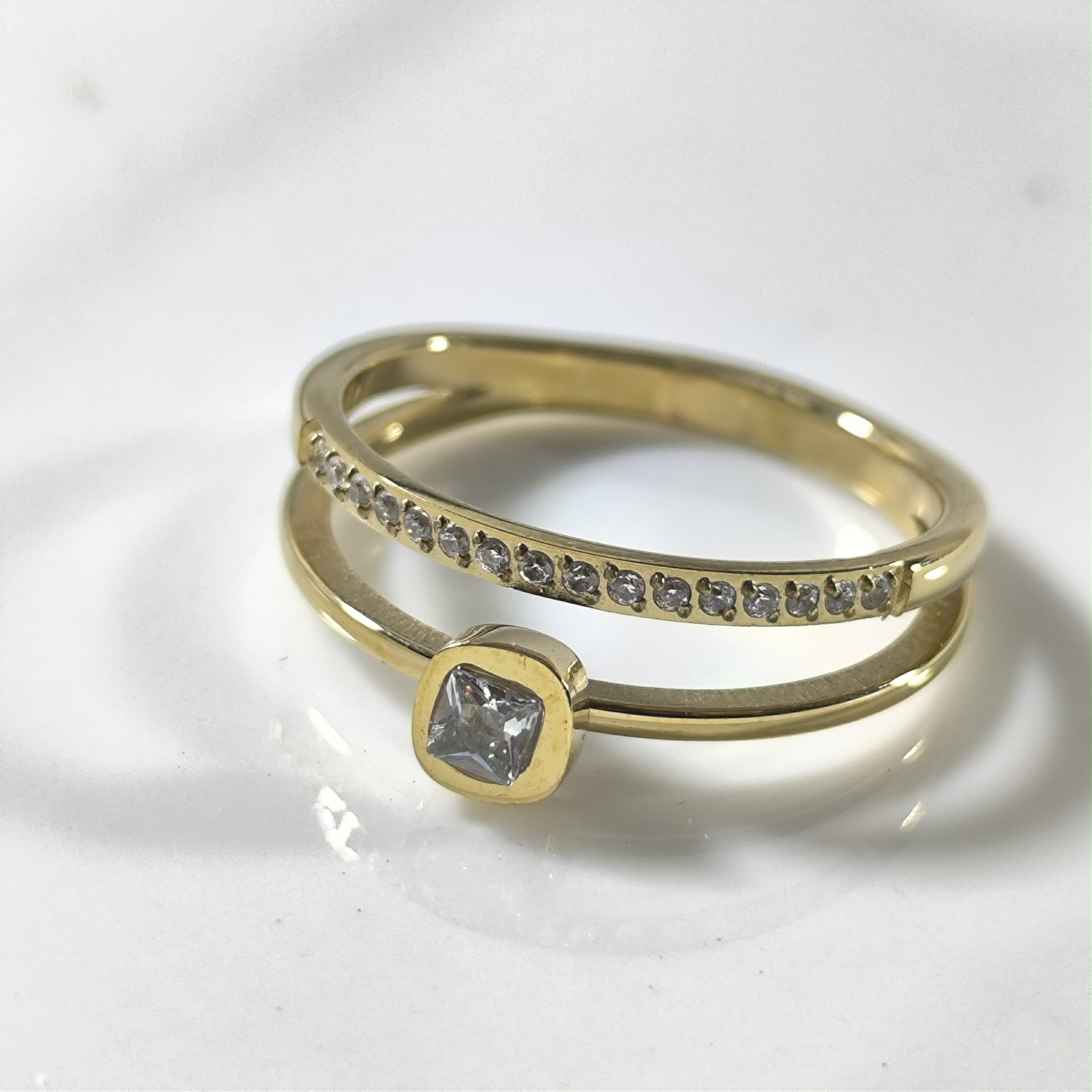 Bague Double Anneau en Acier Doré avec Zircons – Élégance Moderne