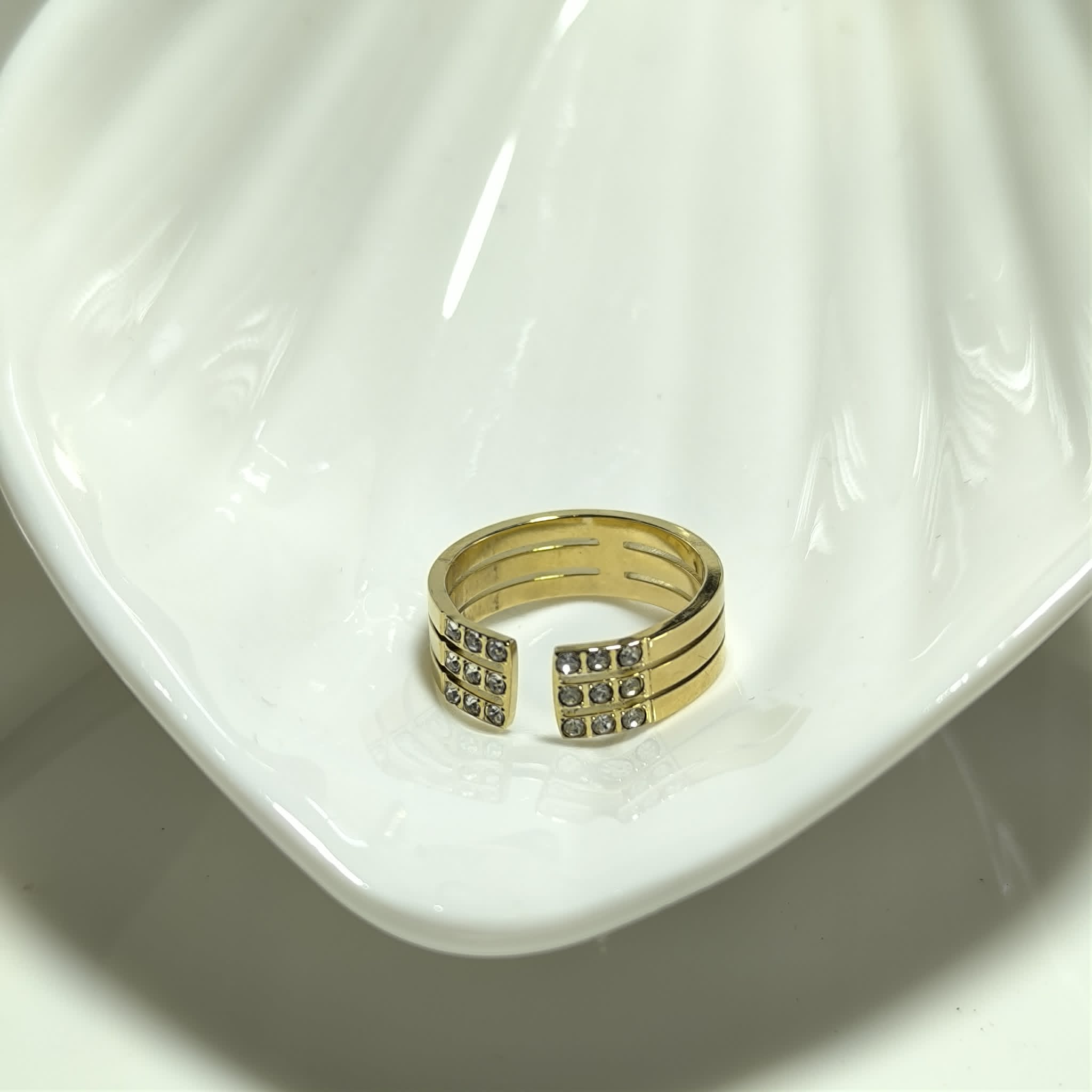Bague Acier Dorée Ajustable – Design Moderne avec Cristaux Brillants