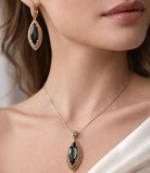 cree moi une photo de pub pour cette parure chaine et boucle 