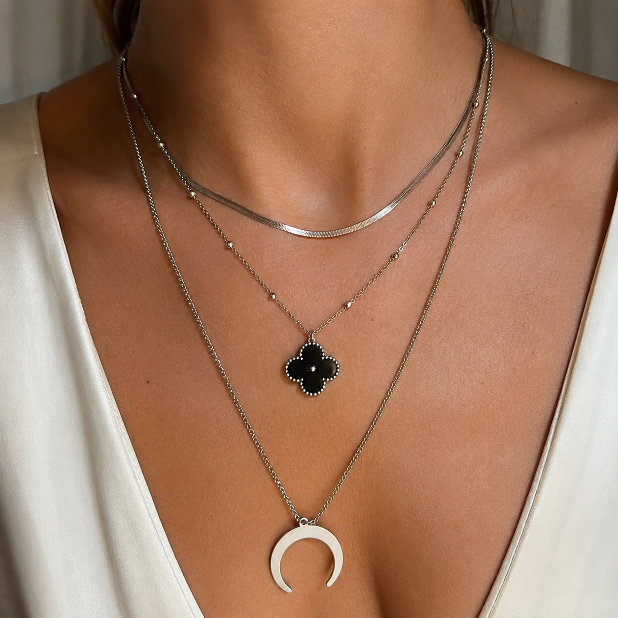 ✨ Collier Multicouches Élégance Noire & Lune Argentée