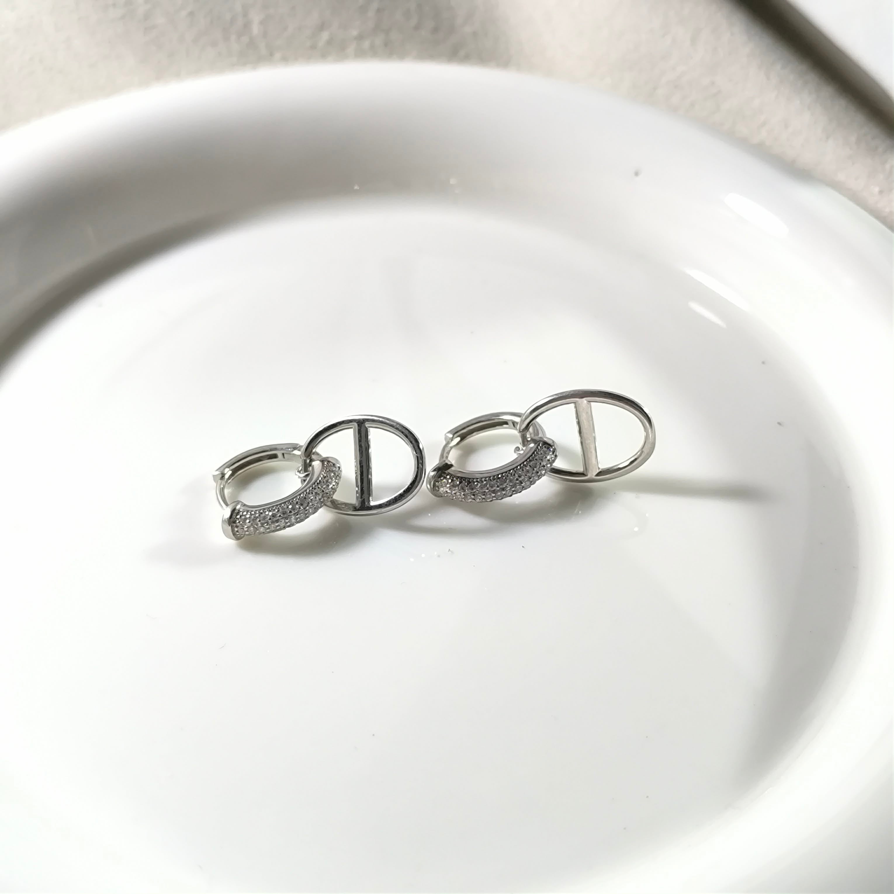 Boucles d’Oreilles Argent Cercle Signature – Zircon Chic Moderne