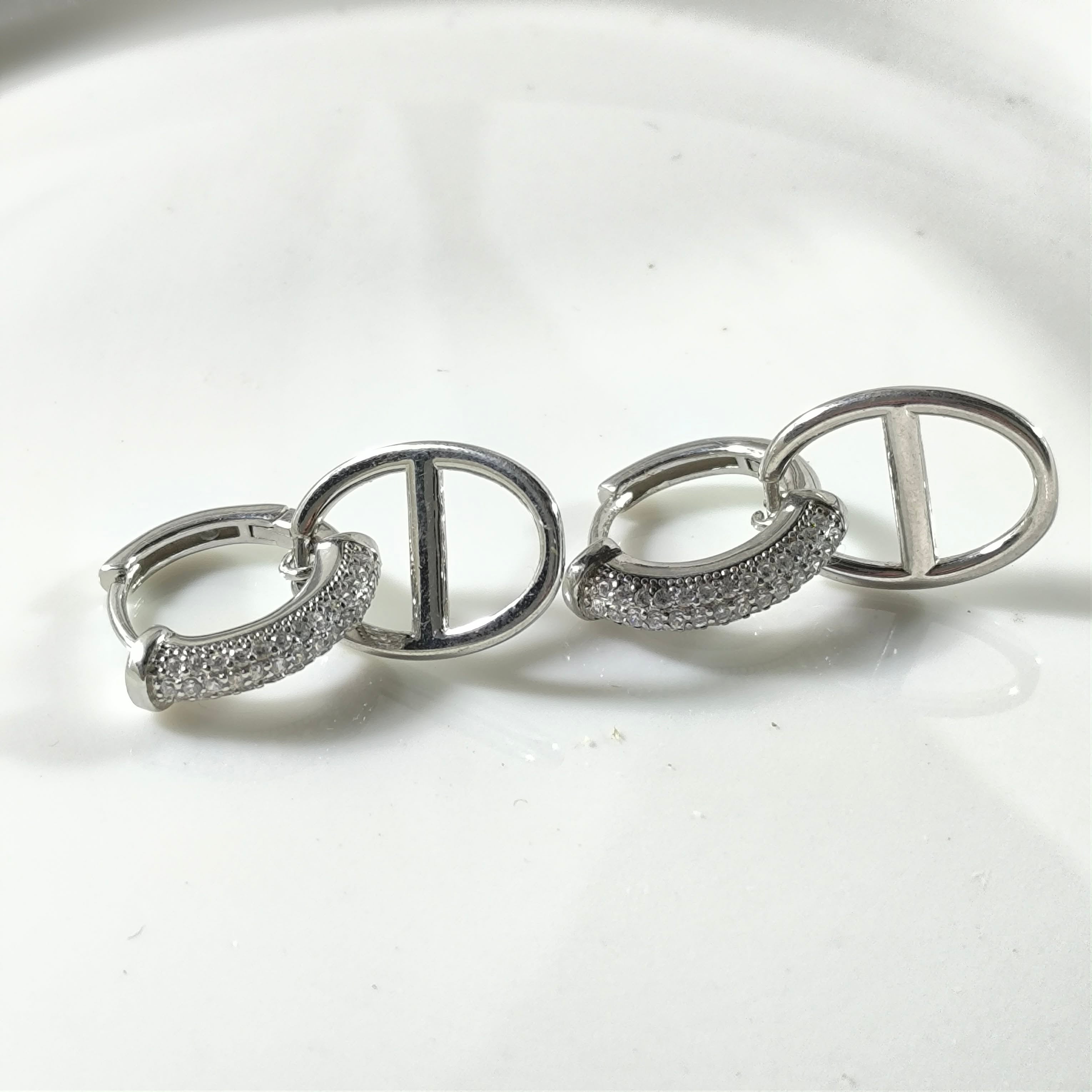 Boucles d’Oreilles Argent Cercle Signature – Zircon Chic Moderne