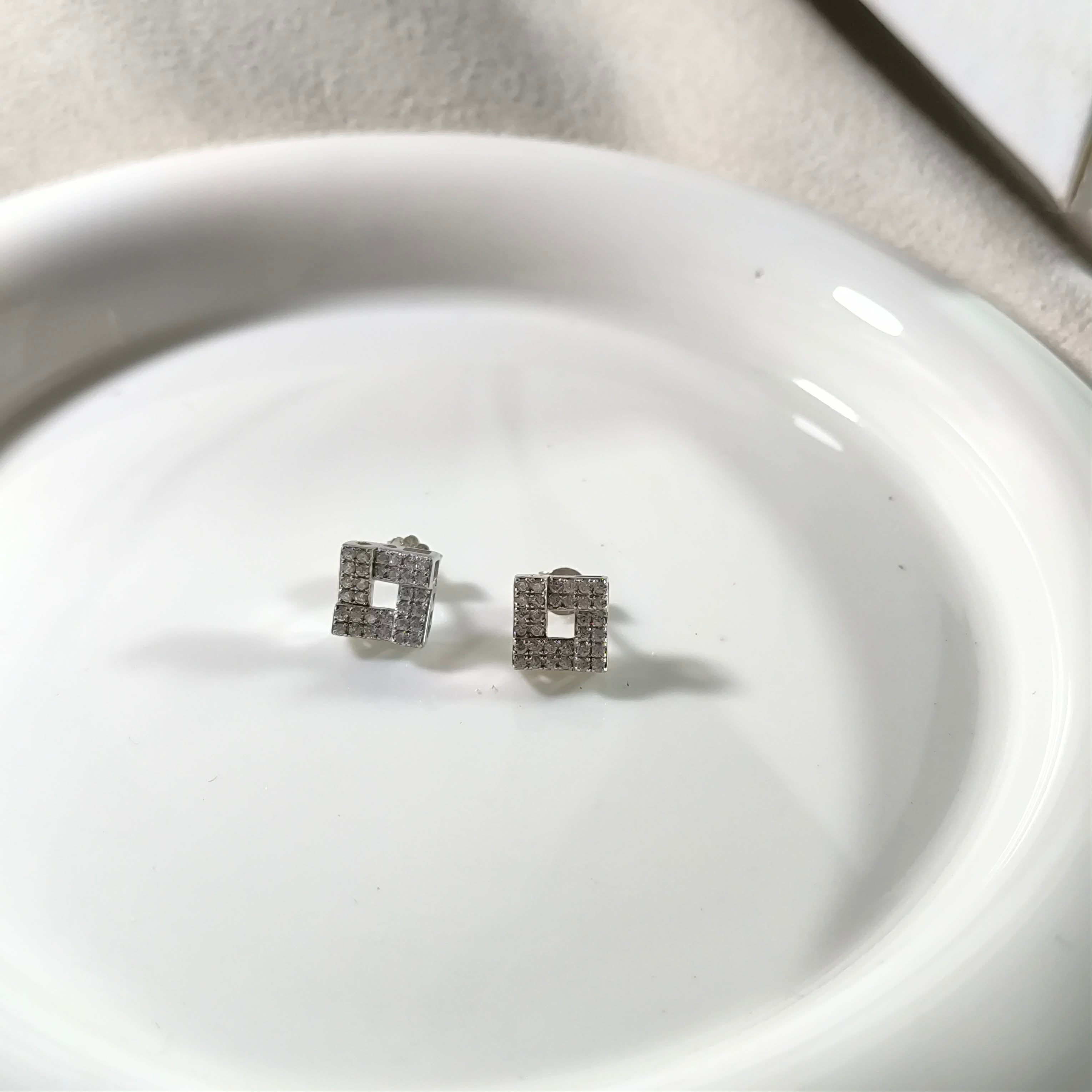 Boucles d’Oreilles Argent Carré Géométrique – Zircon Élégance Moderne
