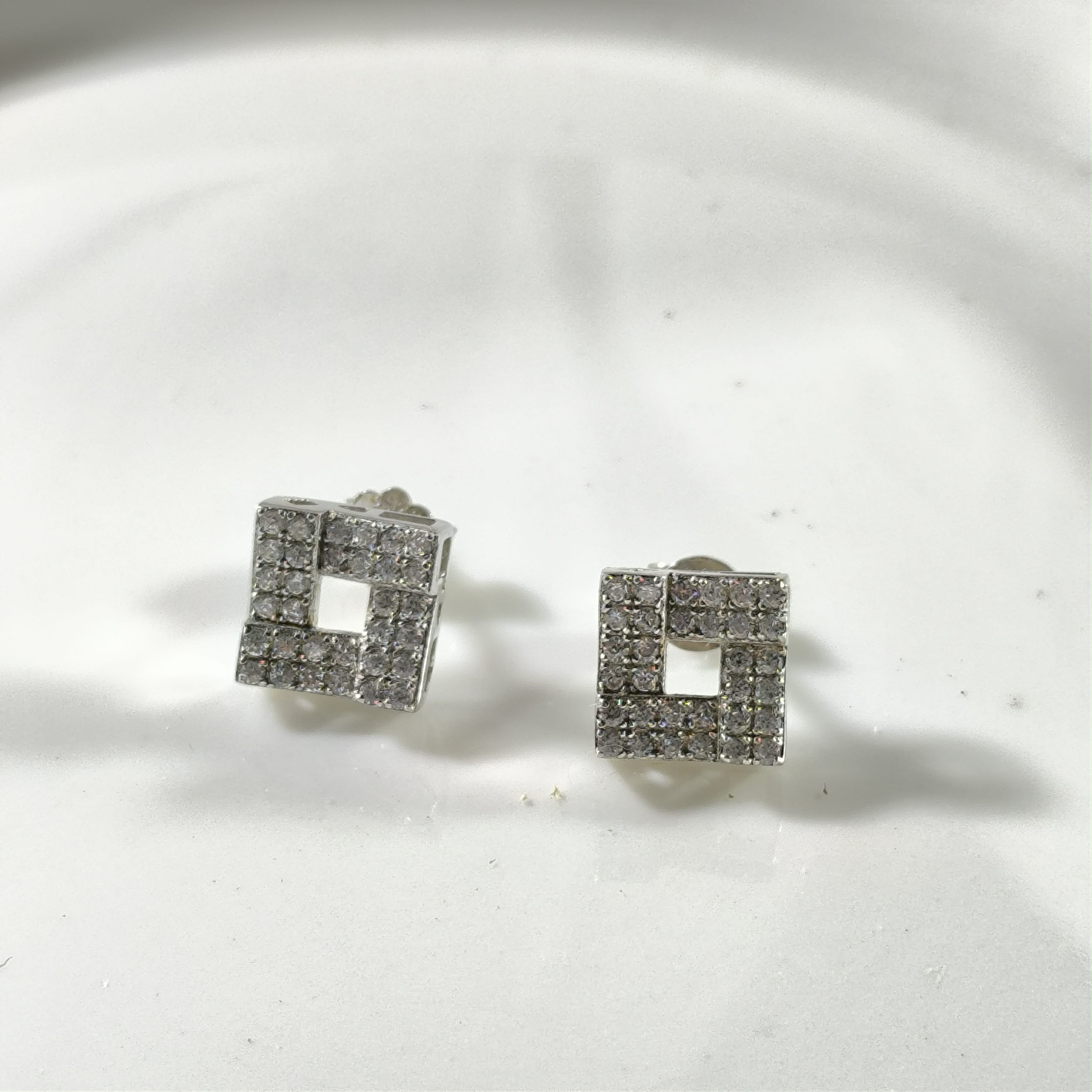 Boucles d’Oreilles Argent Carré Géométrique – Zircon Élégance Moderne