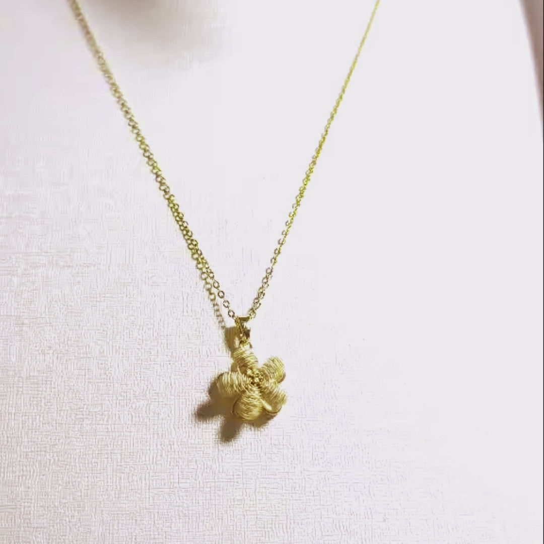 Collier Fleur Doré en Acier Inoxydable – Élégance Brillante