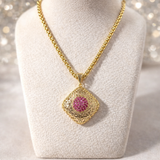 Chaîne en acier doré avec pendentif ajouré et pavage rose – Raffinement moderne