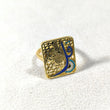 Bague élégante en acier doré à motif calligraphique bleu