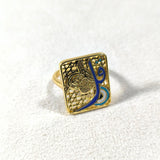 Bague élégante en acier doré à motif calligraphique bleu