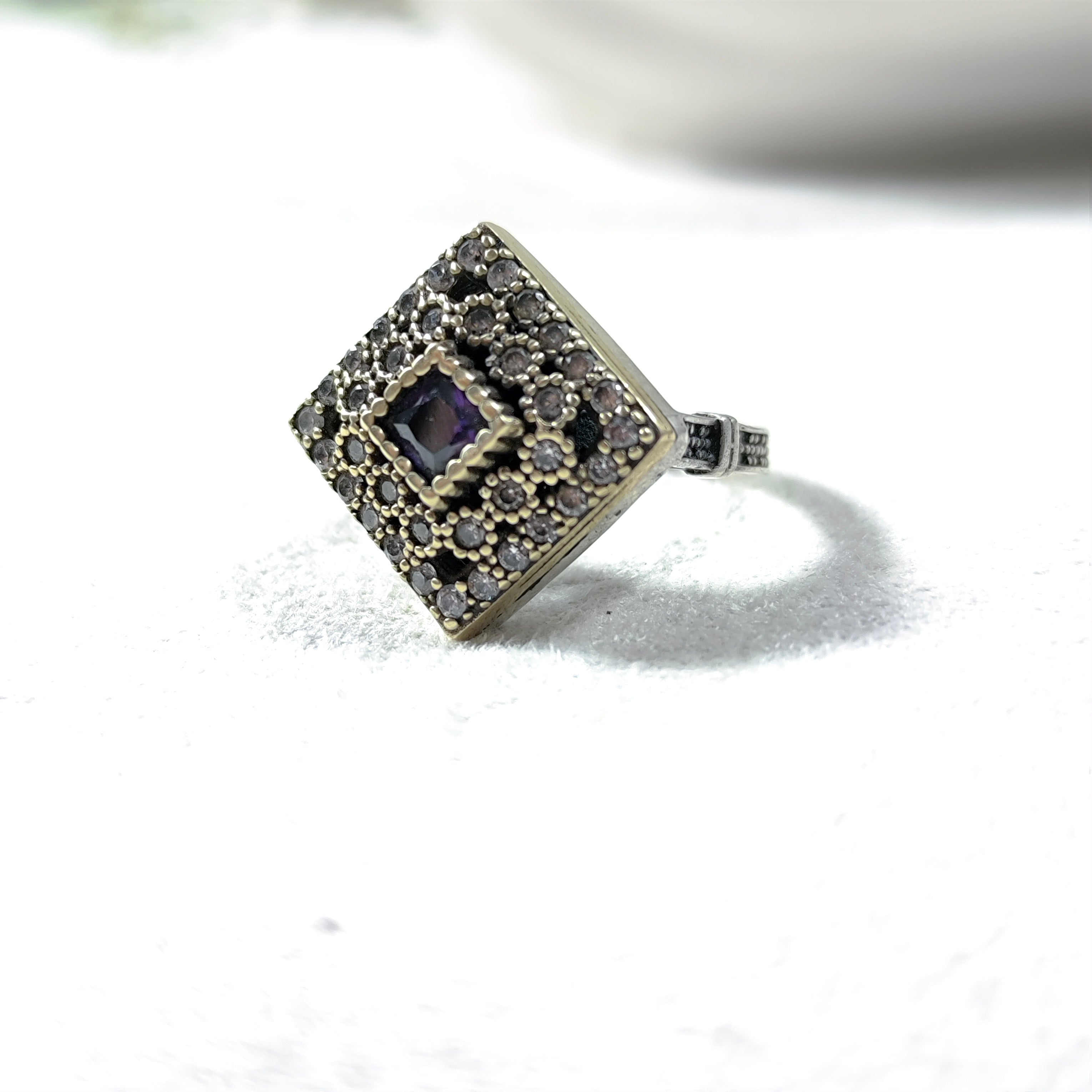 Bague Antique Carrée en Argent & Bronze – Pierre Centrale Facettée