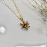 Chaîne Dorée avec Pendentif Étoile Sertie de Pierres