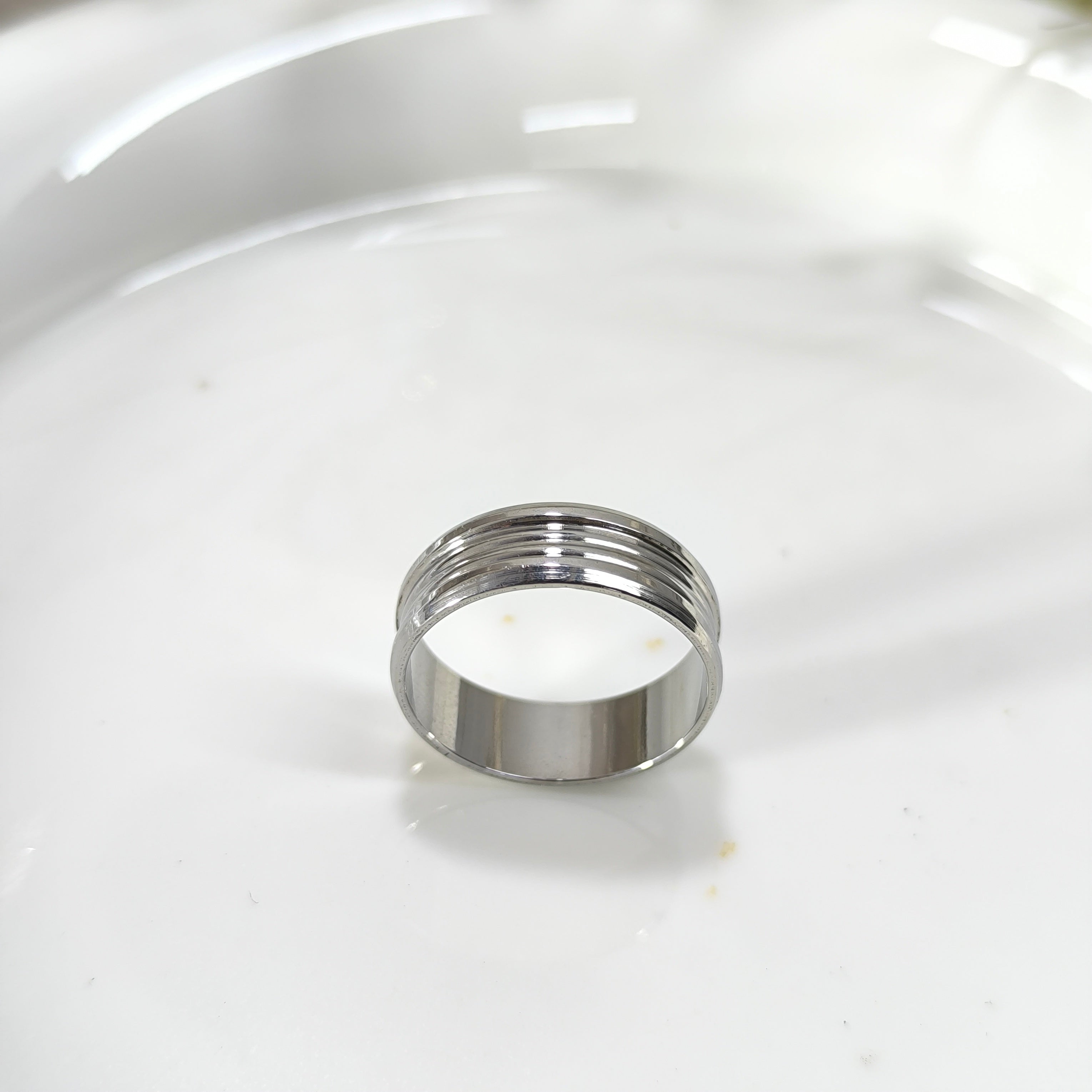 Bague Élégance Signature – Finition Argentée Luxe