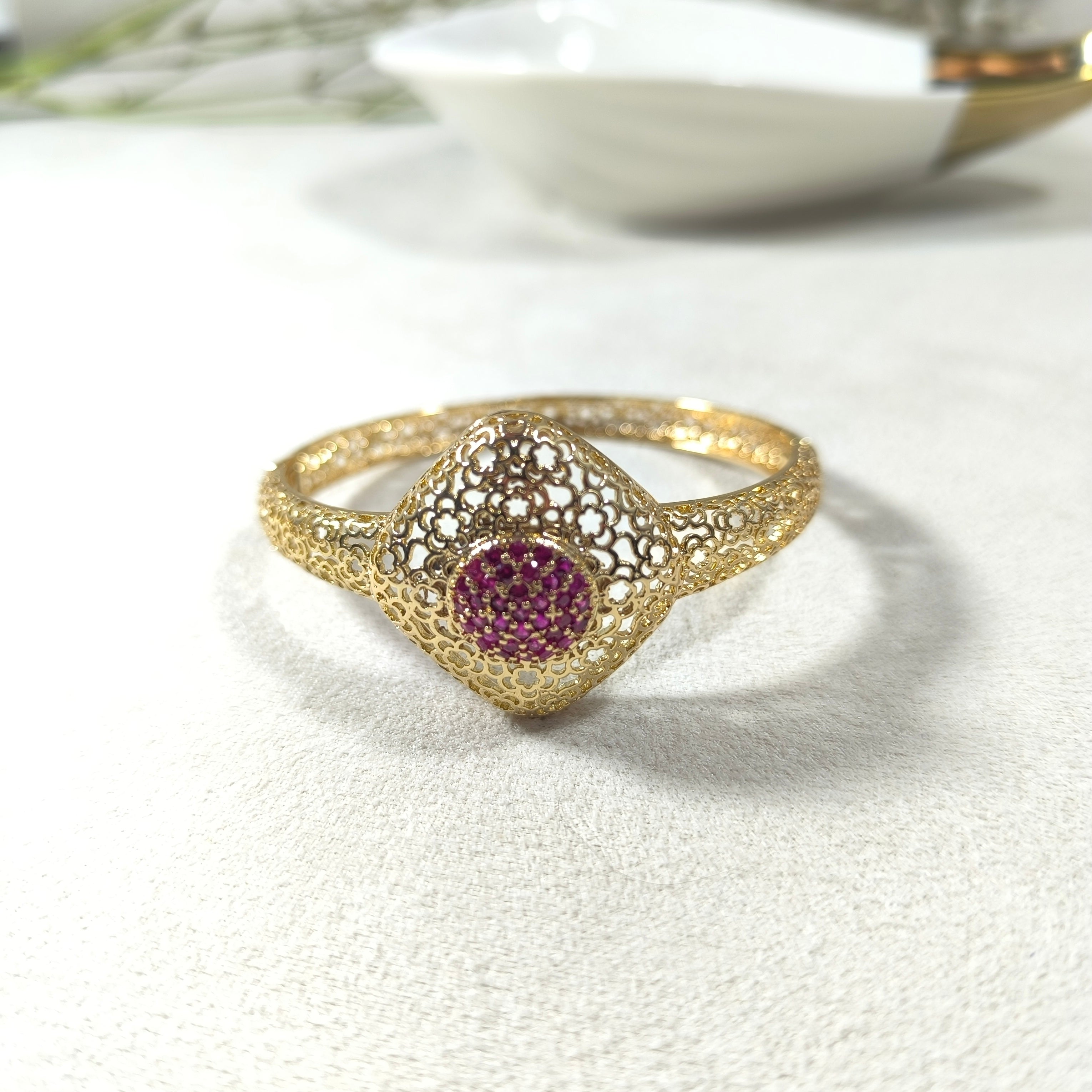 Bracelet en acier doré ajouré avec pavage rose – Élégance florale