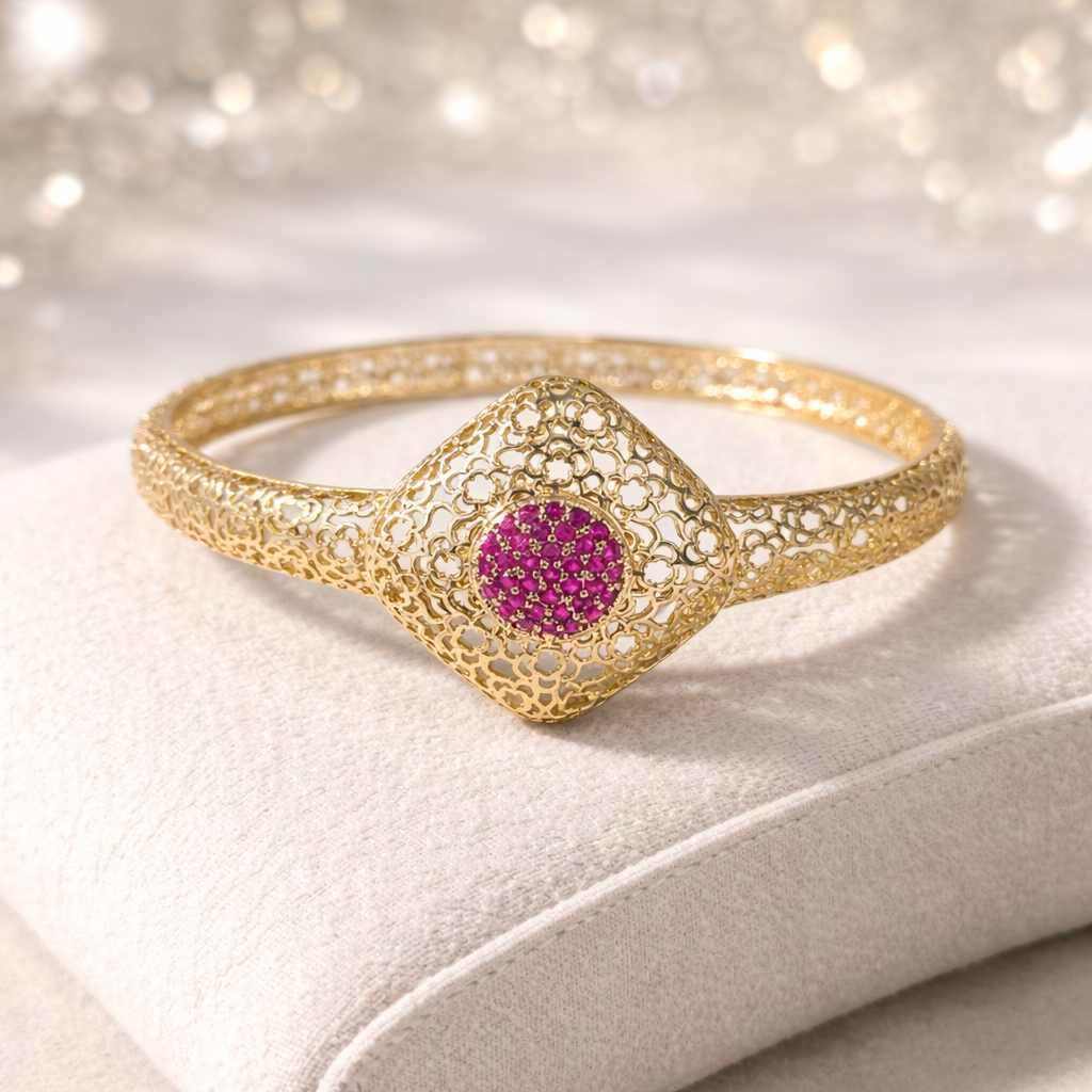 Bracelet en acier doré ajouré avec pavage rose – Élégance florale