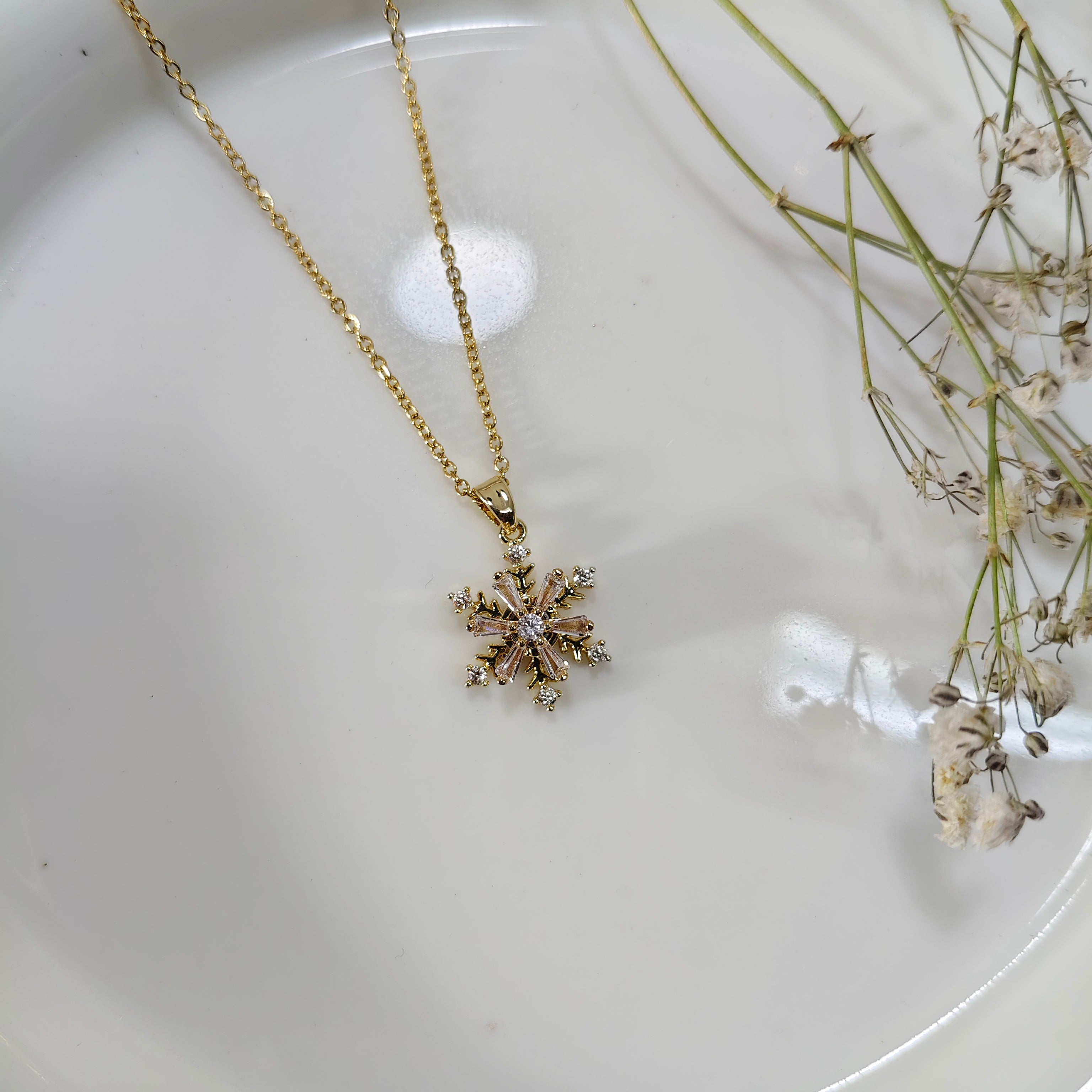 Chaîne Dorée avec Pendentif Étoile Sertie de Pierres