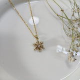 Chaîne Dorée avec Pendentif Étoile Sertie de Pierres