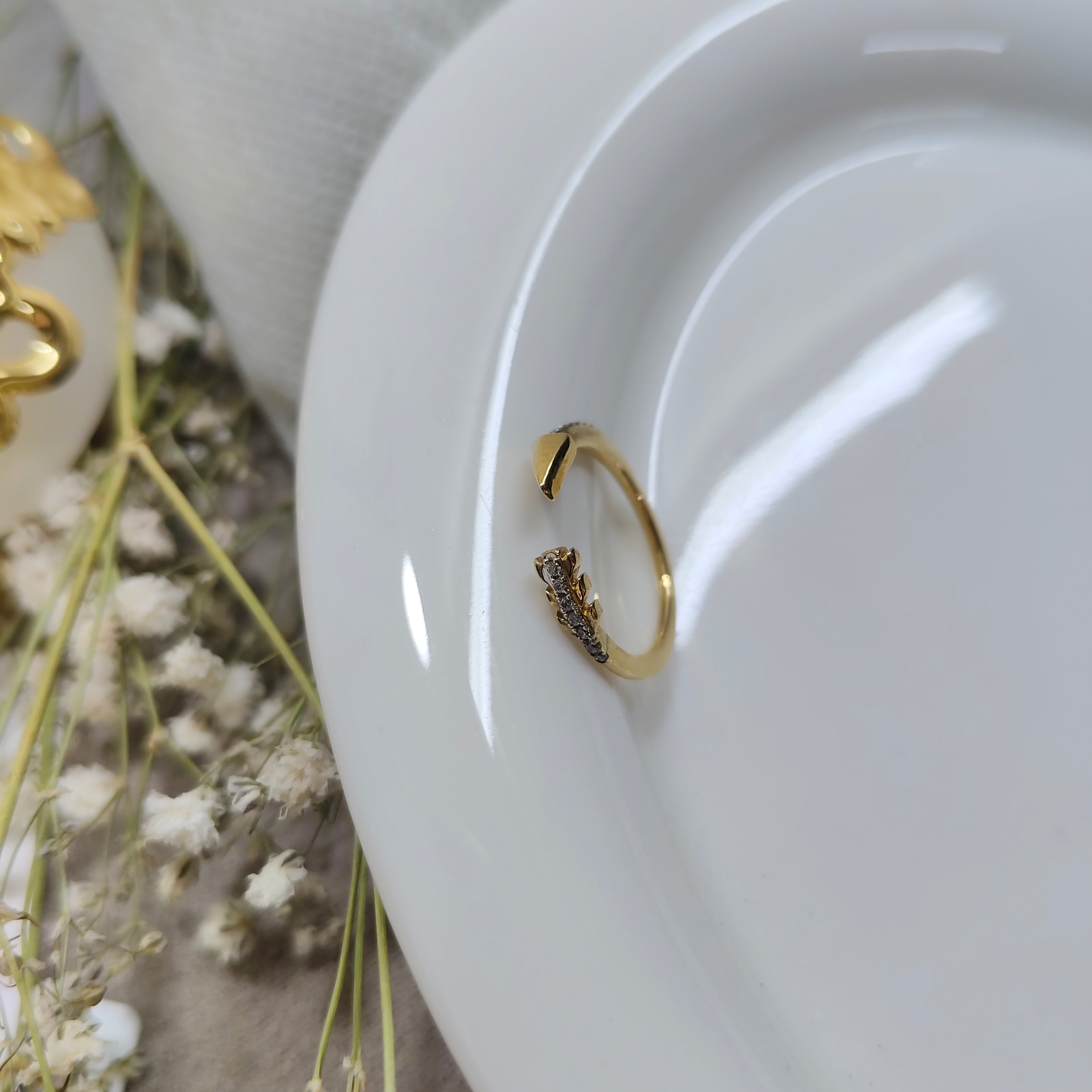 Bague Flèche Scintillante – Plaqué Or CN et Zircons – Garantie 10 Ans