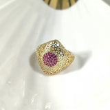 Bague en acier doré ajourée avec pavage rose – Élégance florale