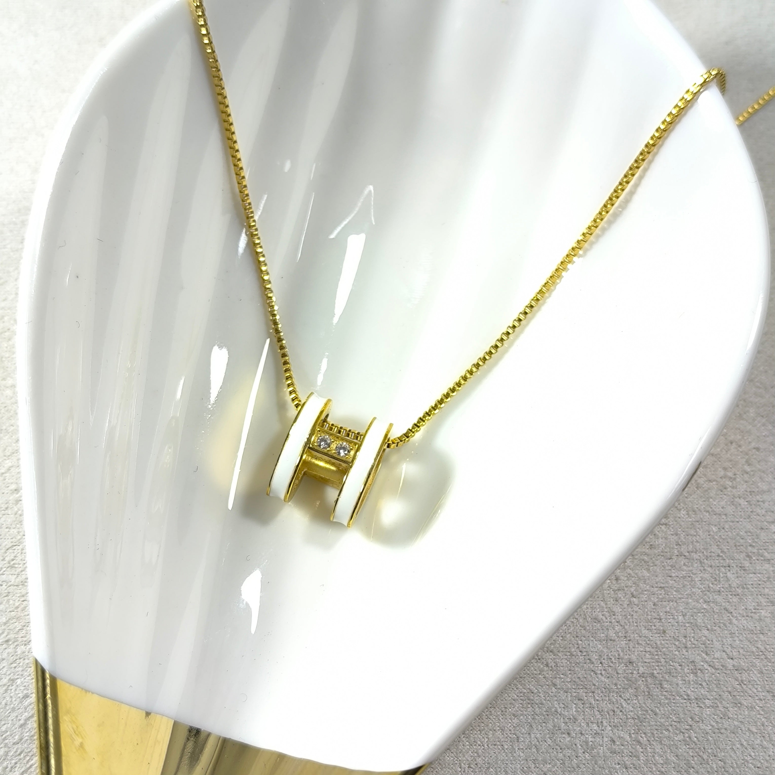 Collier Élégance Dorée – Pendentif Émail Blanc & Pierres Brillantes