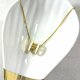 Collier Élégance Dorée – Pendentif Émail Blanc & Pierres Brillantes