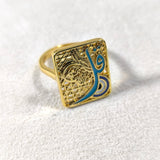 Bague élégante en acier doré à motif calligraphique bleu