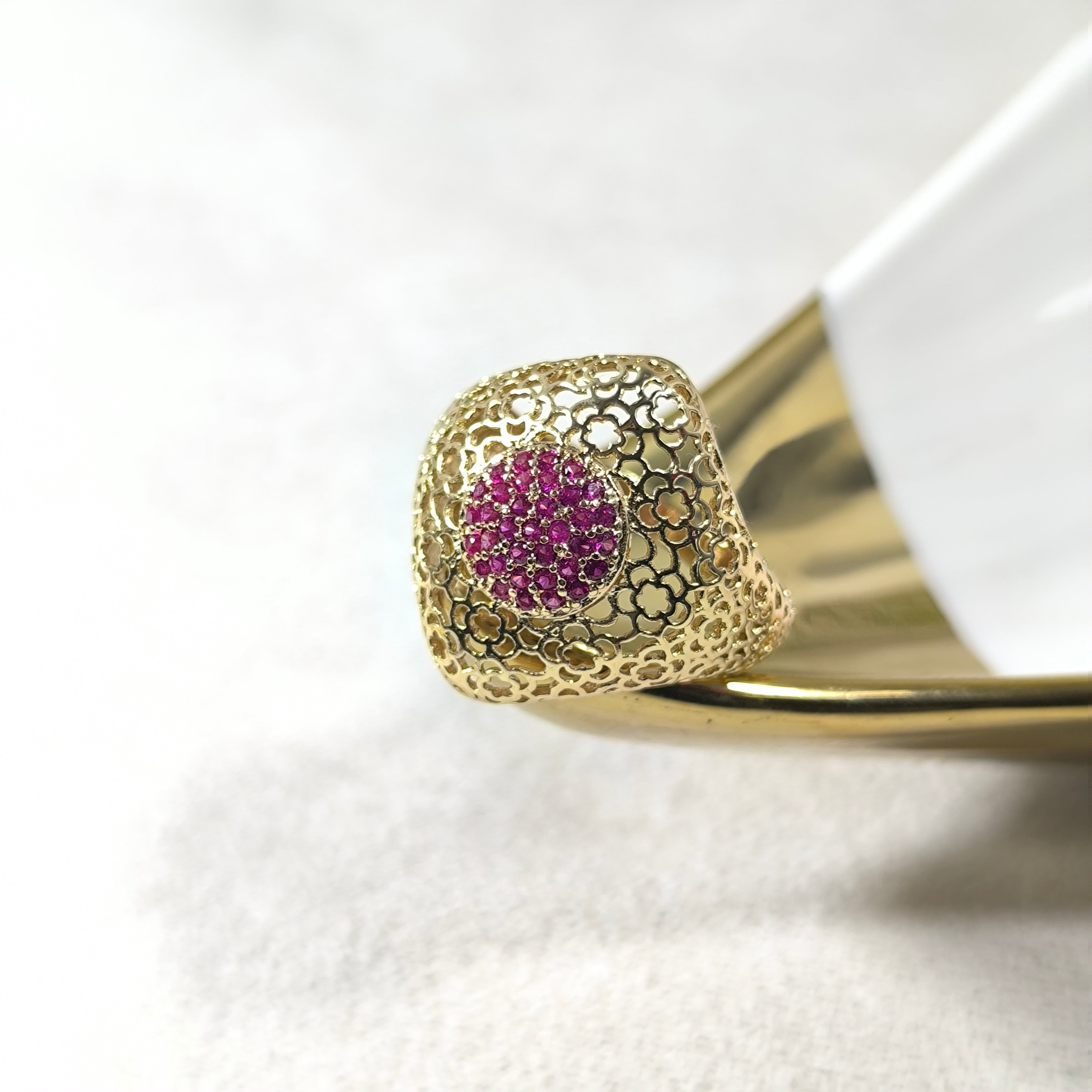 Bague en acier doré ajourée avec pavage rose – Élégance florale