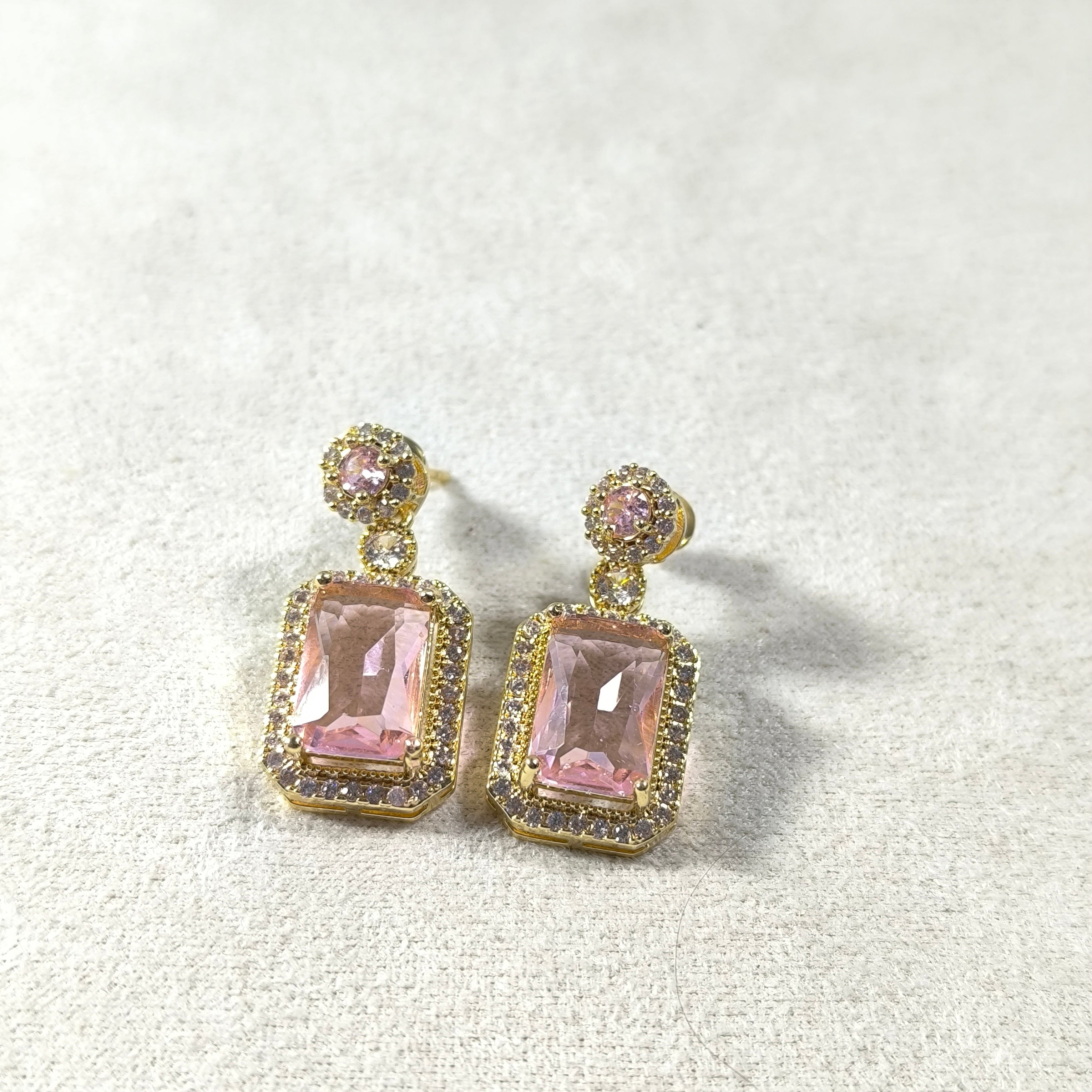 Boucles d’Oreilles Impériales – Pierre Rectangulaire & Finition Dorée (5 Couleurs)