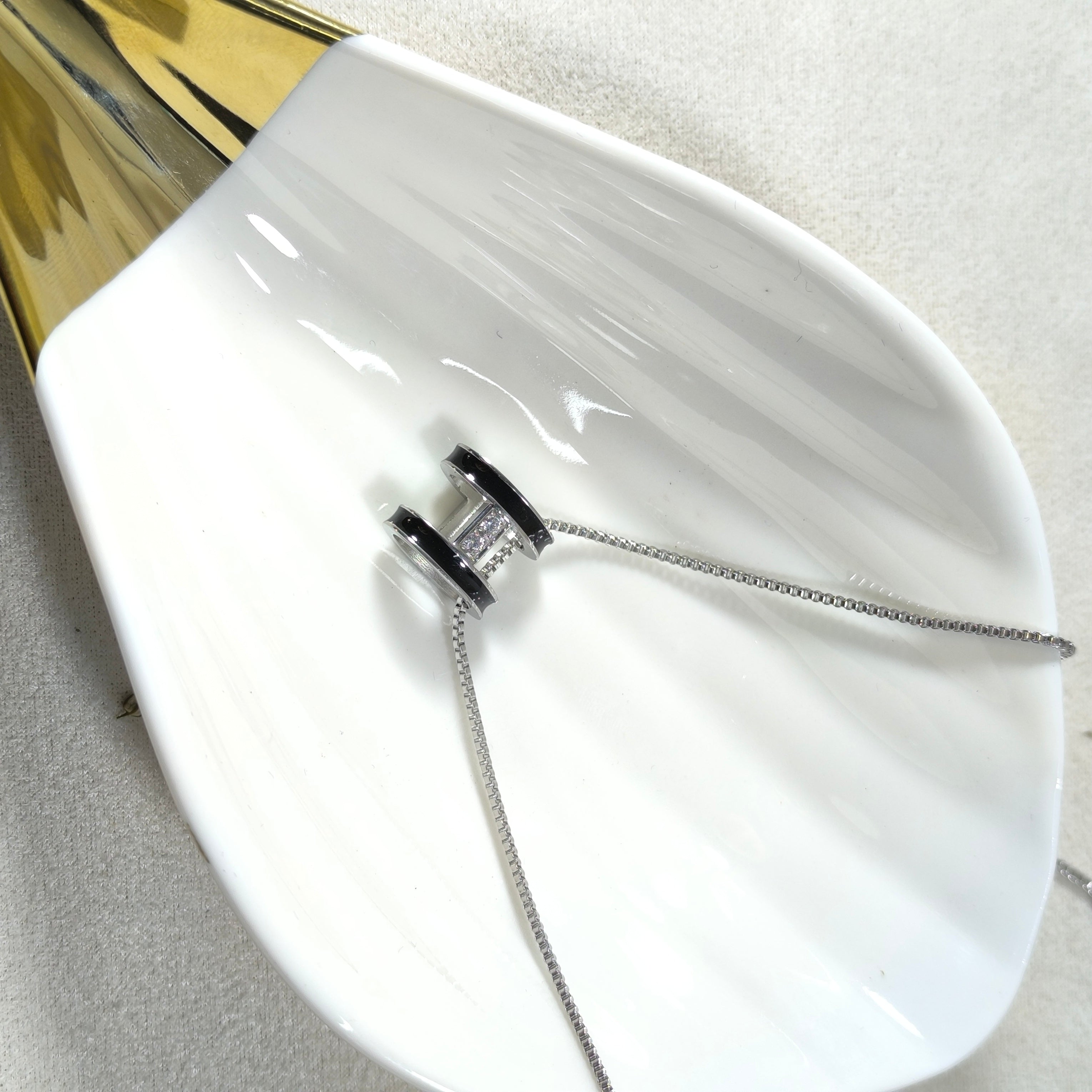 Collier Élégance Dorée – Pendentif Émail Blanc & Pierres Brillantes