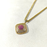 Chaîne en acier doré avec pendentif ajouré et pavage rose – Raffinement moderne