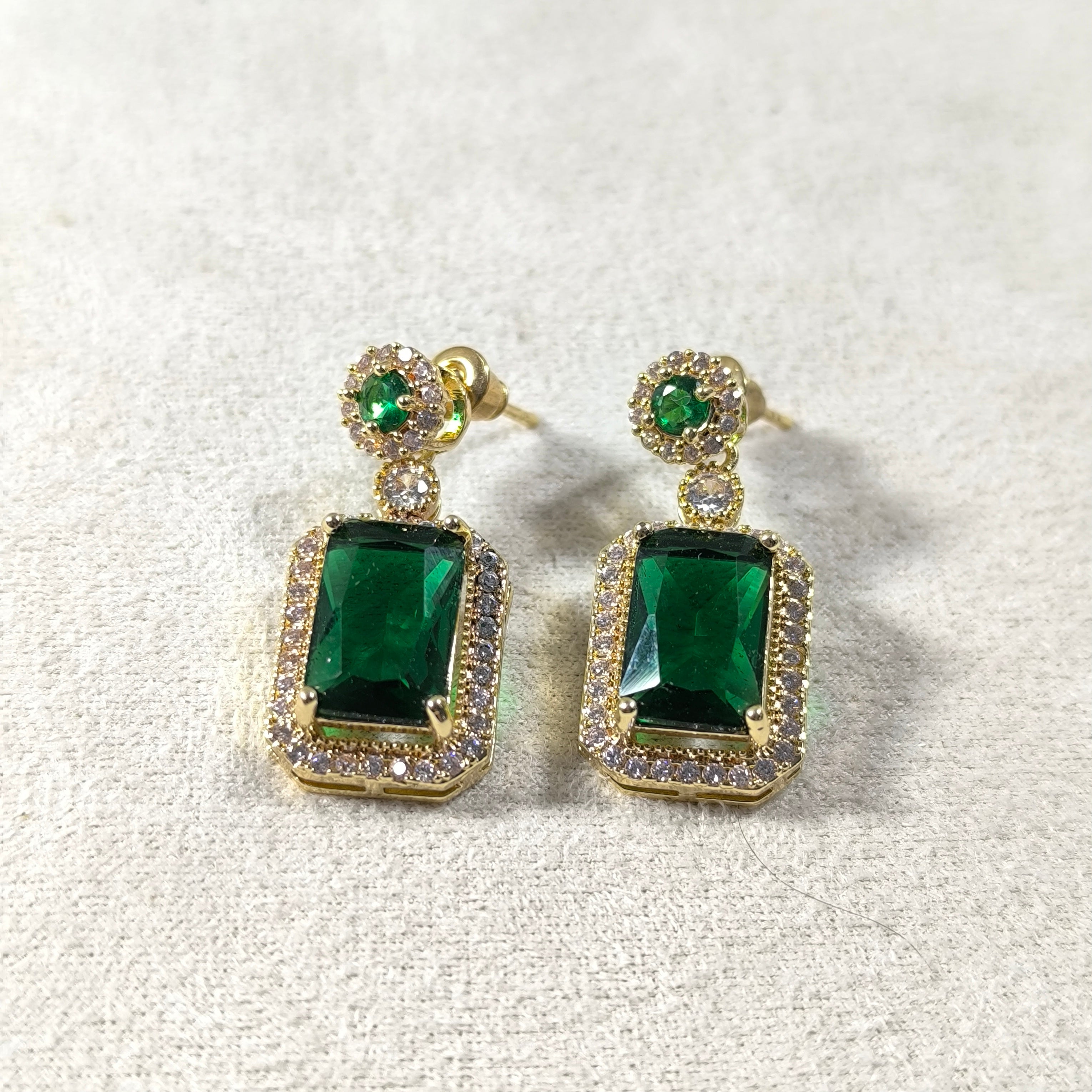 Boucles d’Oreilles Impériales – Pierre Rectangulaire & Finition Dorée (5 Couleurs)