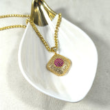 Chaîne en acier doré avec pendentif ajouré et pavage rose – Raffinement moderne
