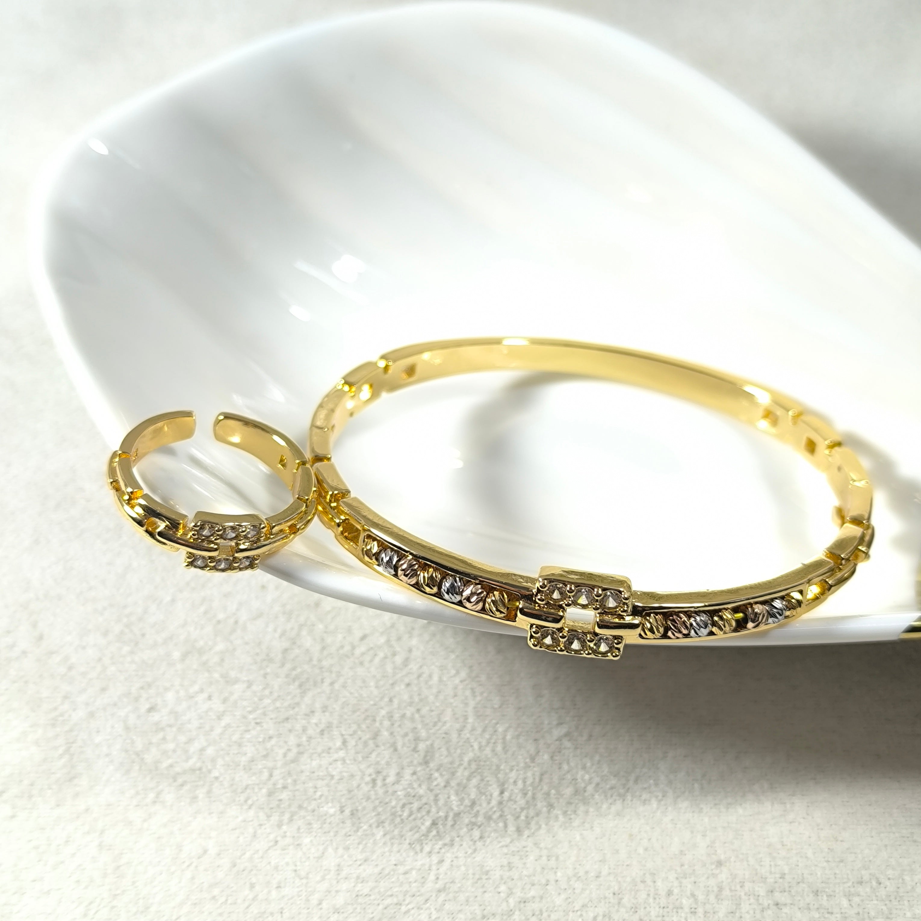 Ensemble Bague & Bracelet Doré Incrusté – Élégance Intemporelle