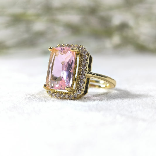 Bague Élégance Royale – Pierre Rectangulaire Bleu ou Rose & Détails Dorés