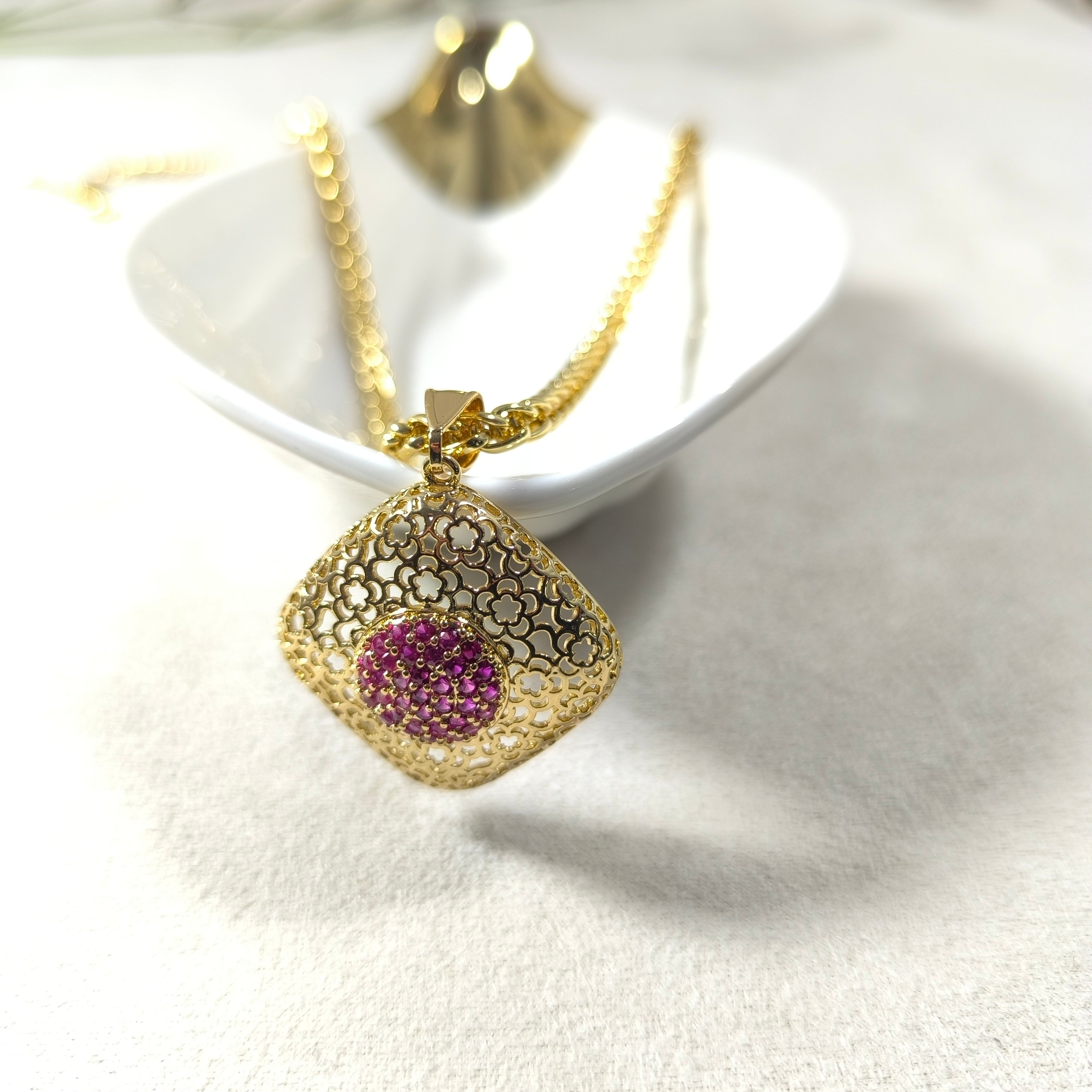 Chaîne en acier doré avec pendentif ajouré et pavage rose – Raffinement moderne
