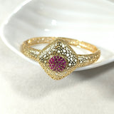 Bracelet en acier doré ajouré avec pavage rose – Élégance florale