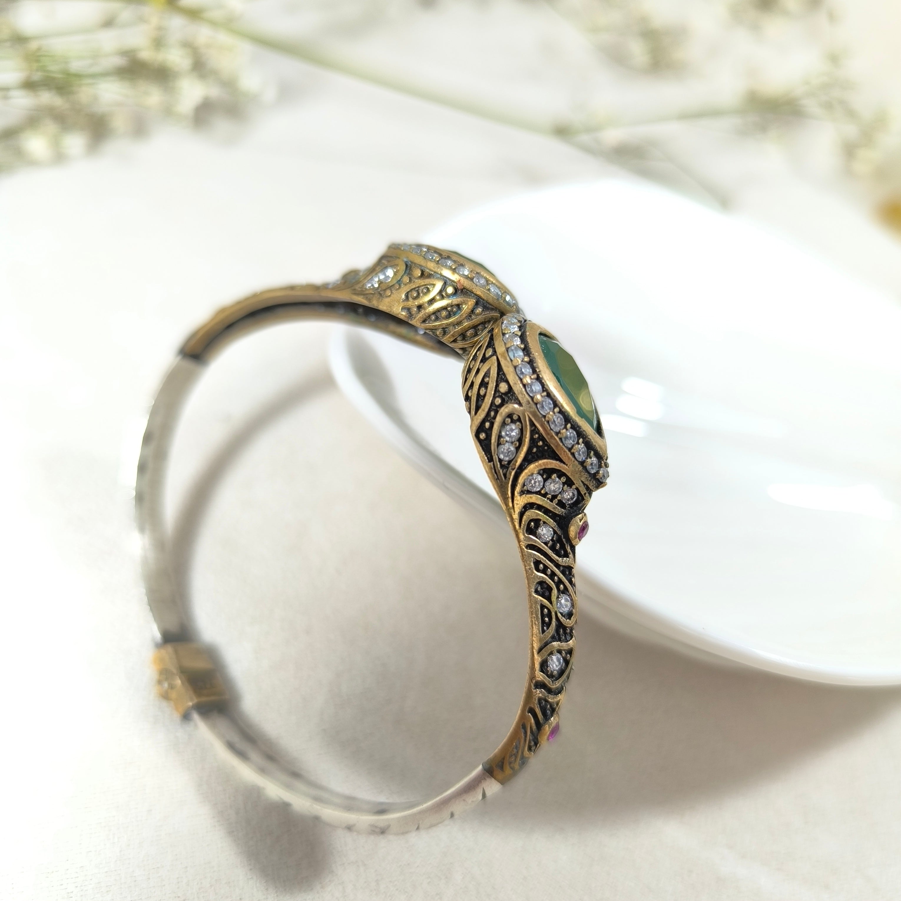 Bracelet Antique Émeraude Royale – Bronze & Argent aux Pierres Vertes