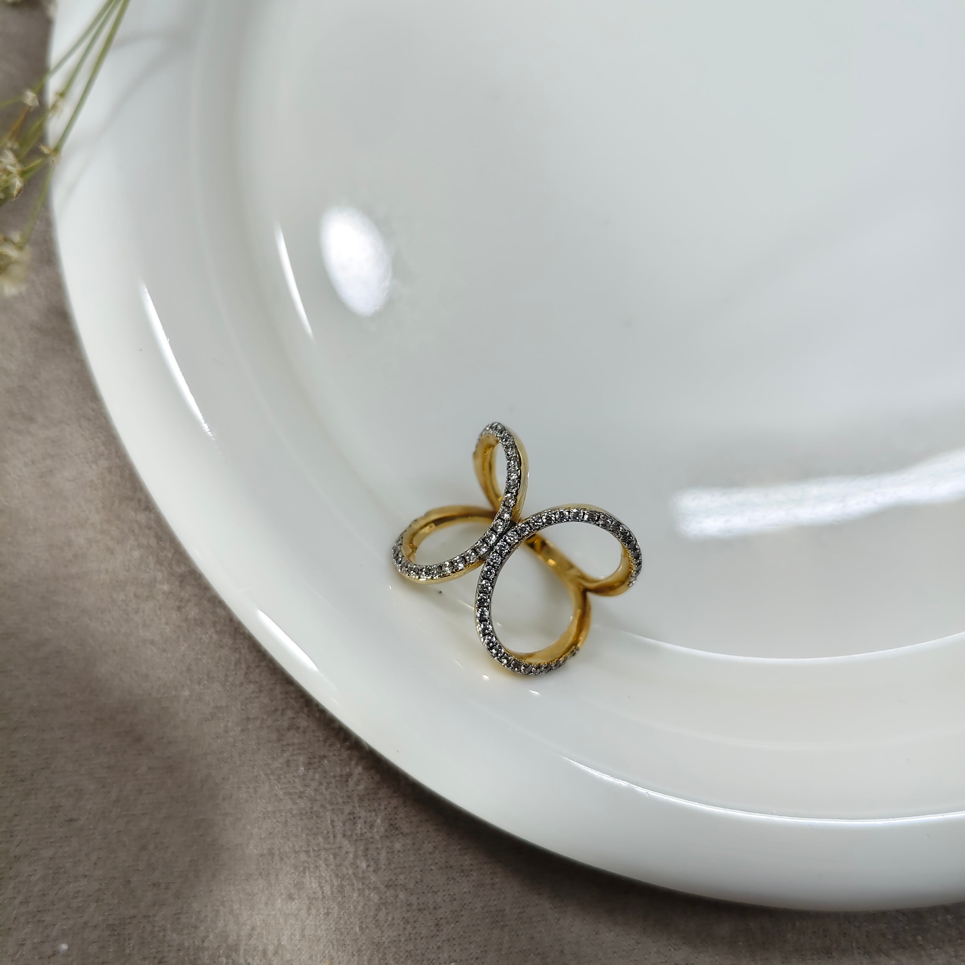 Bague Élégance Infinie Plaqué Or avec Zircons Brillants