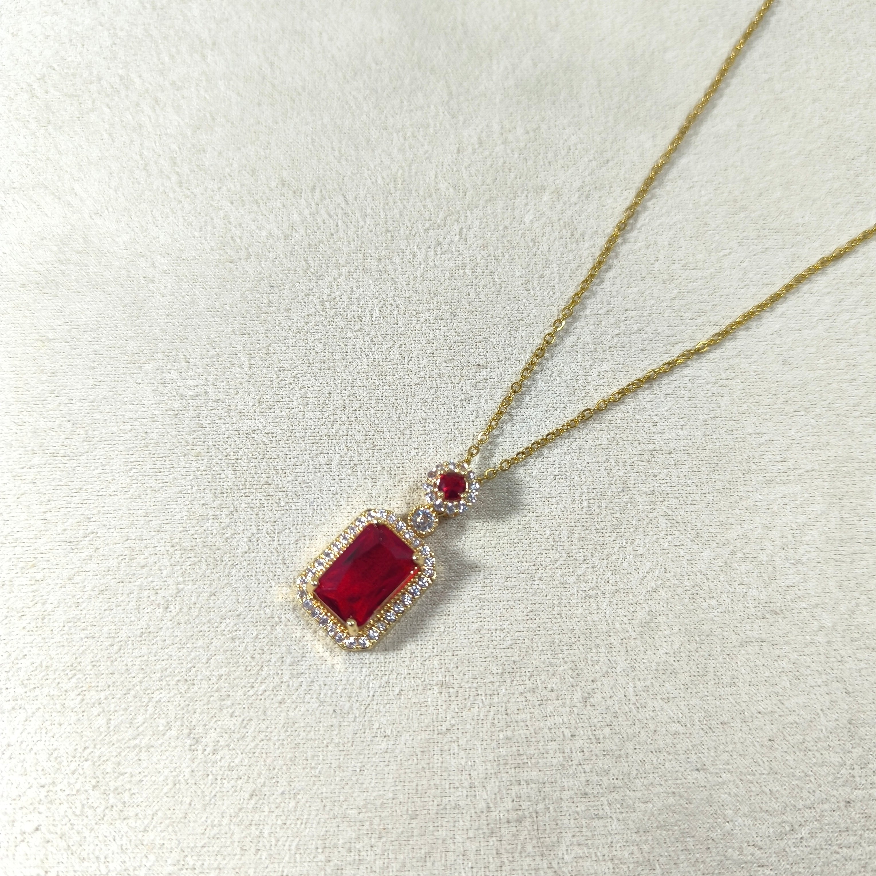 Collier Prestige Rectangulaire – Pendentif Élégant & Finition Dorée (5 Couleurs)