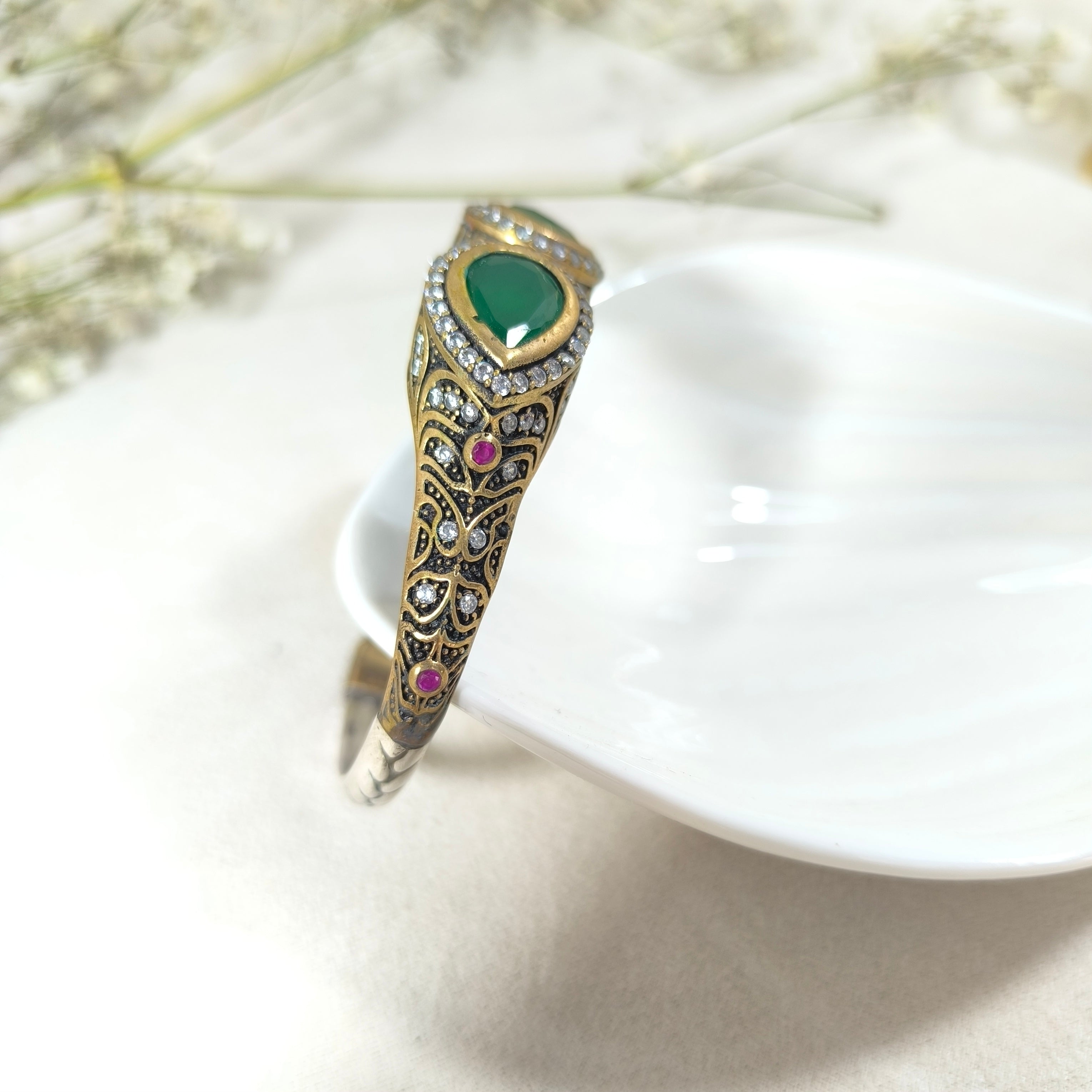 Bracelet Antique Émeraude Royale – Bronze & Argent aux Pierres Vertes