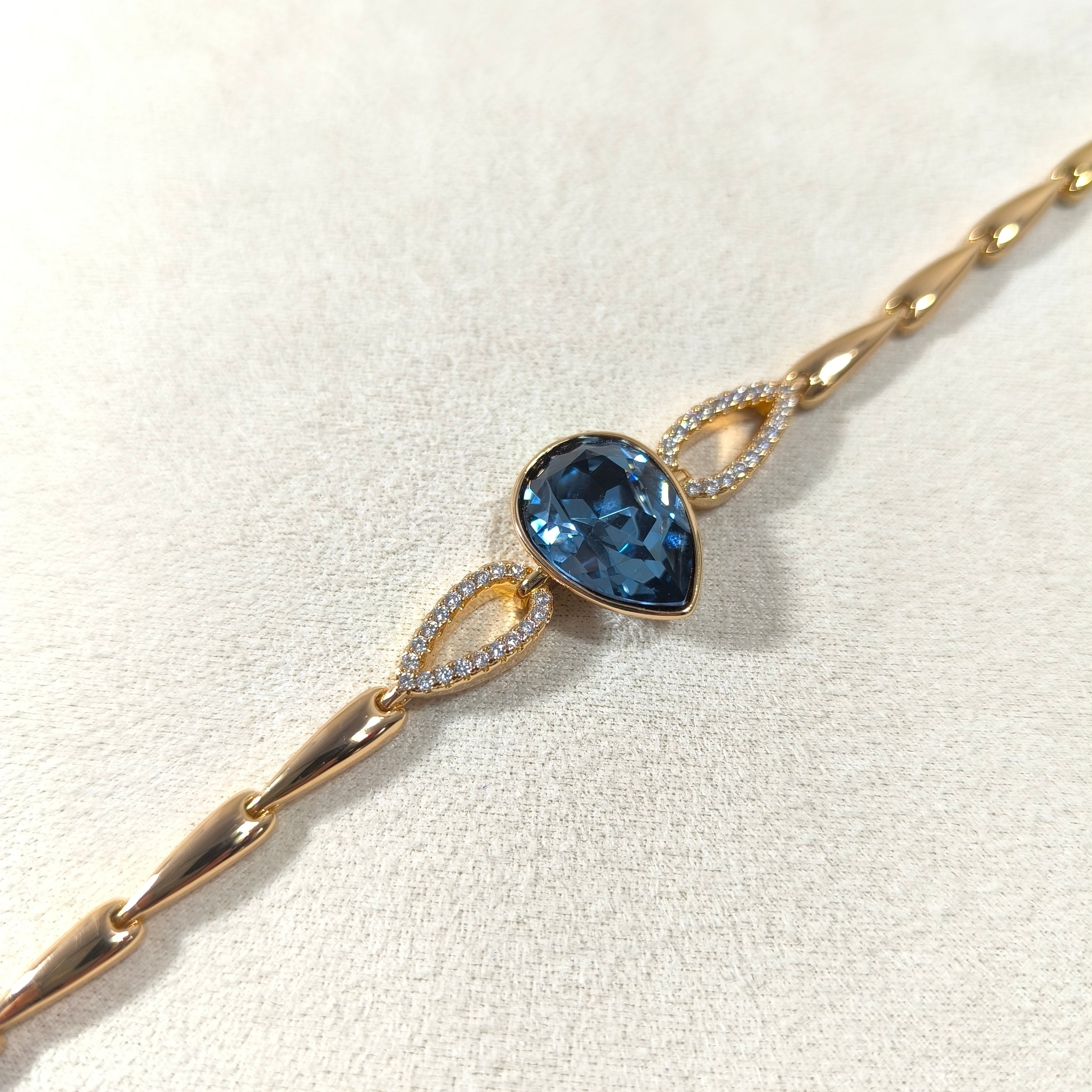 Bracelet élégant en xuping plaqué or avec cristal Swarovski bleu en goutte