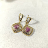 Boucles d’oreilles en acier doré ajouré avec pavage rose – Élégance raffinée