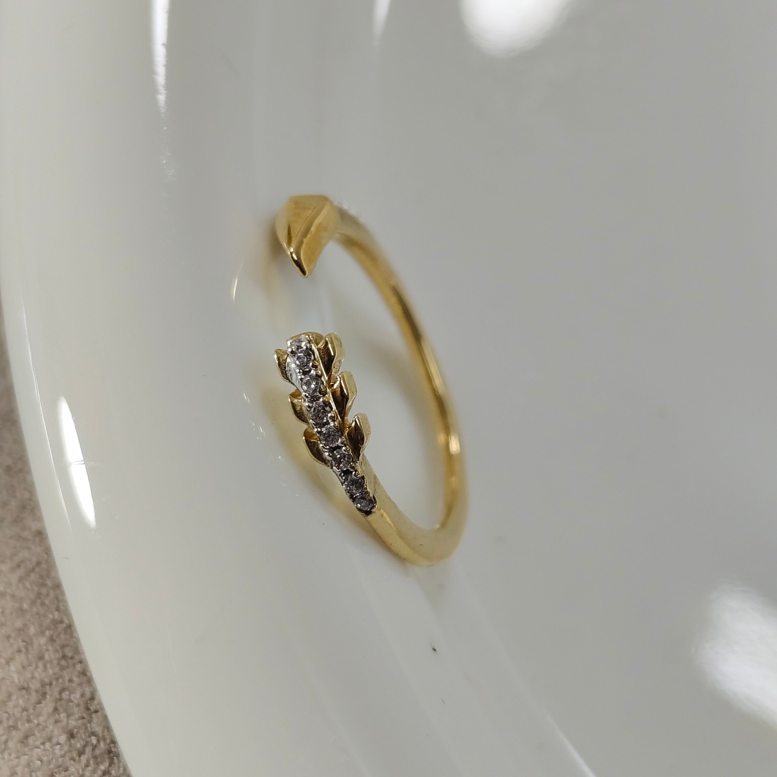 Bague Flèche Scintillante – Plaqué Or CN et Zircons – Garantie 10 Ans