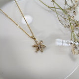 Chaîne Dorée avec Pendentif Étoile Sertie de Pierres