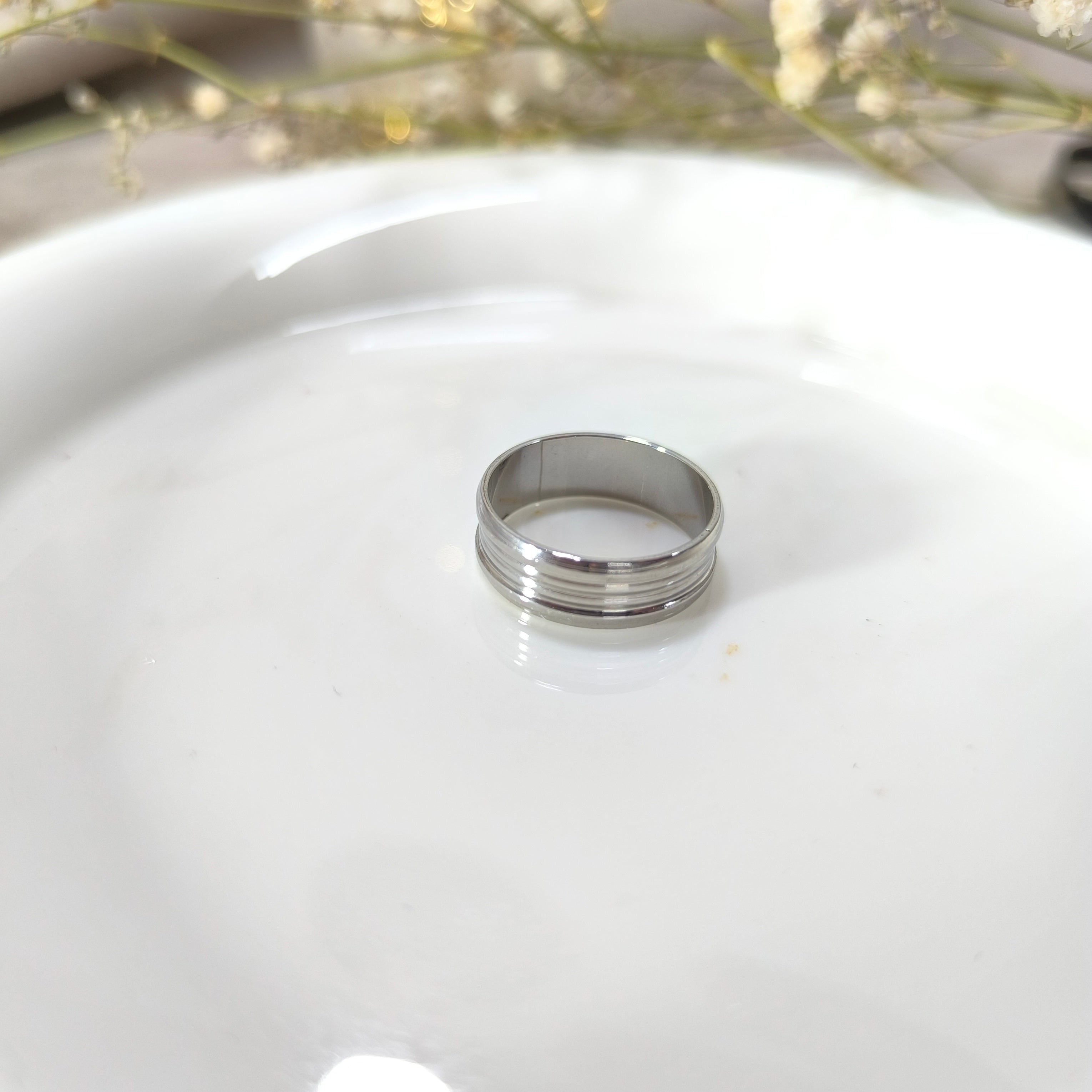 Bague Élégance Signature – Finition Argentée Luxe