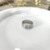 Bague Élégance Signature – Finition Argentée Luxe