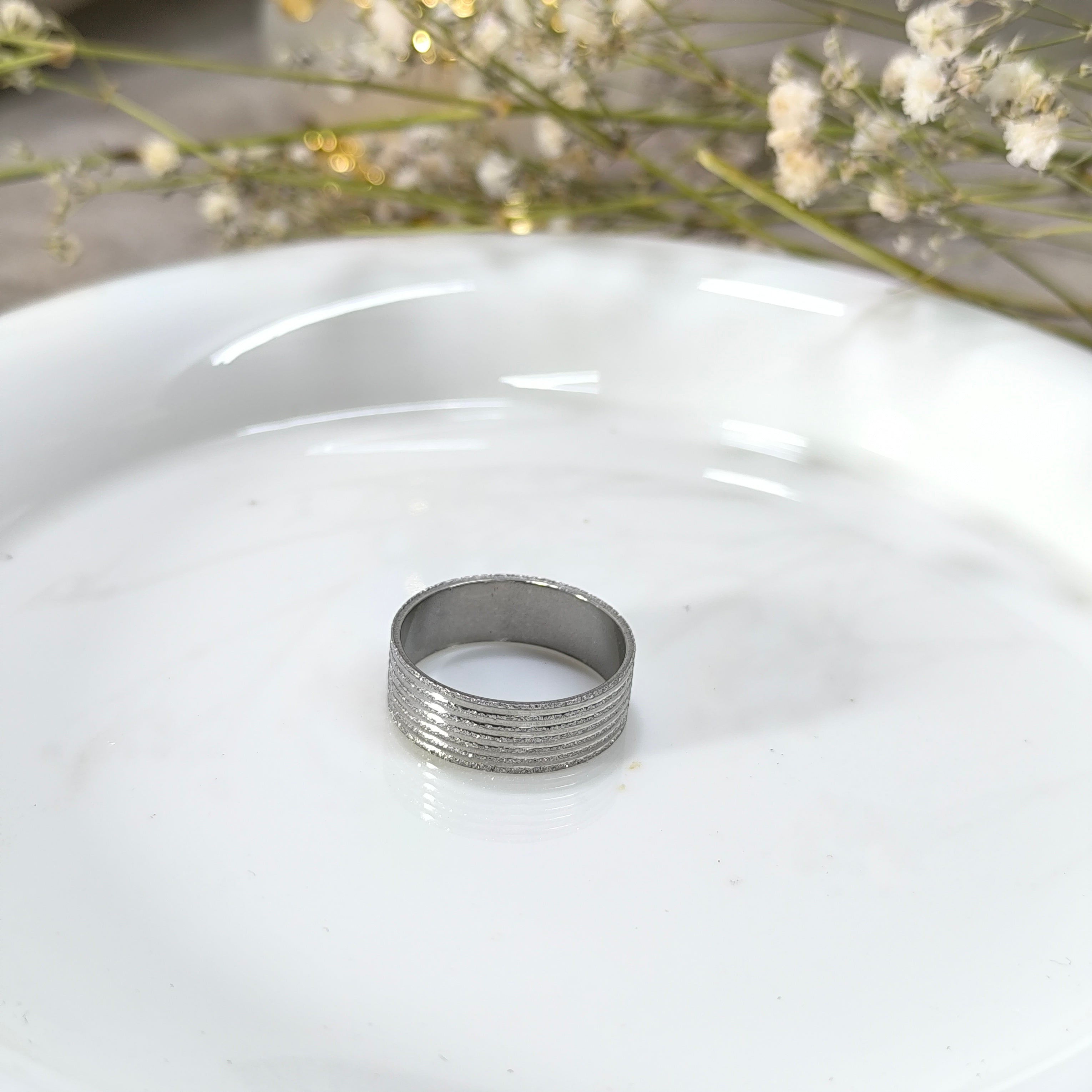 Bague Argentée Texturée – Élégance Moderne