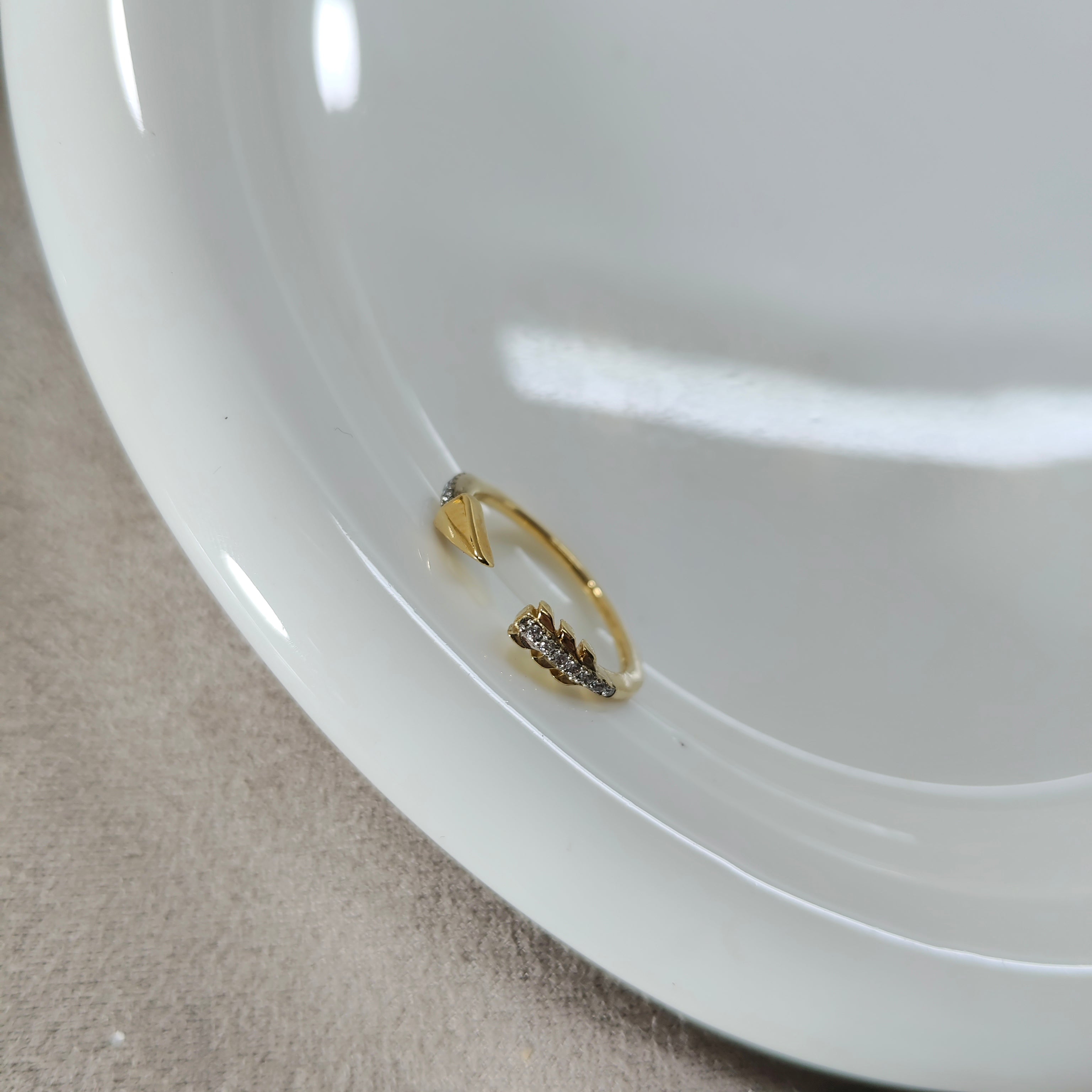 Bague Flèche Scintillante – Plaqué Or CN et Zircons – Garantie 10 Ans
